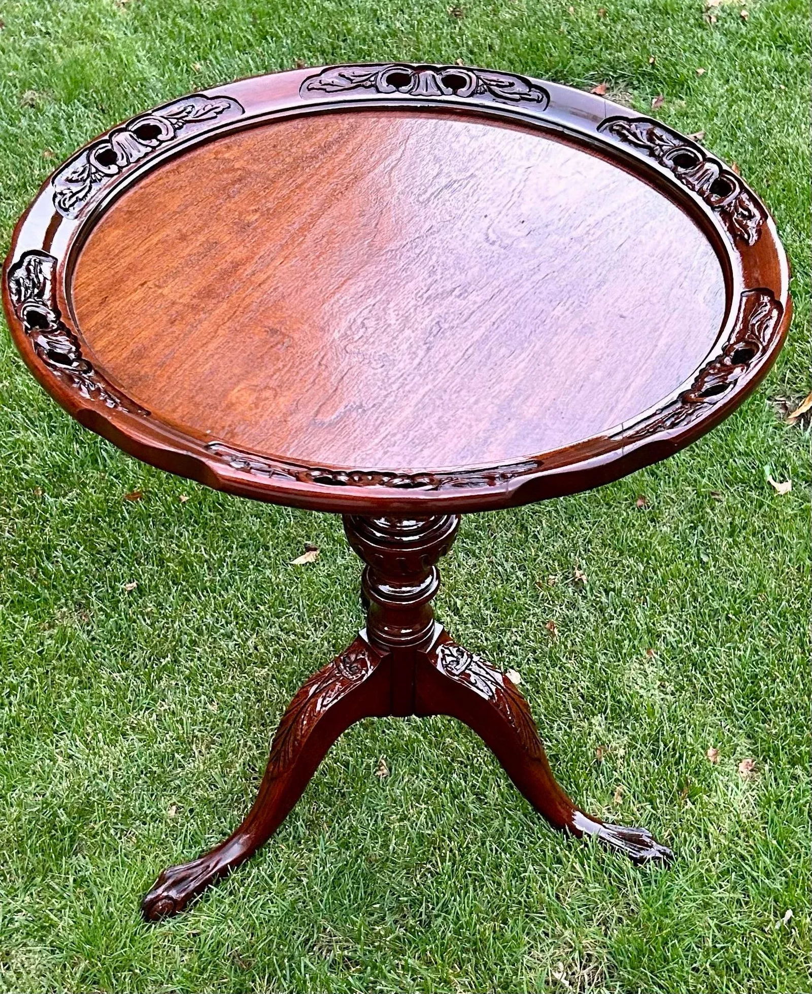 Mahogany, Tea or Side Table, in the Style of 18th Century, Chippendale or Queen Anne Furniture, Eleg - 2