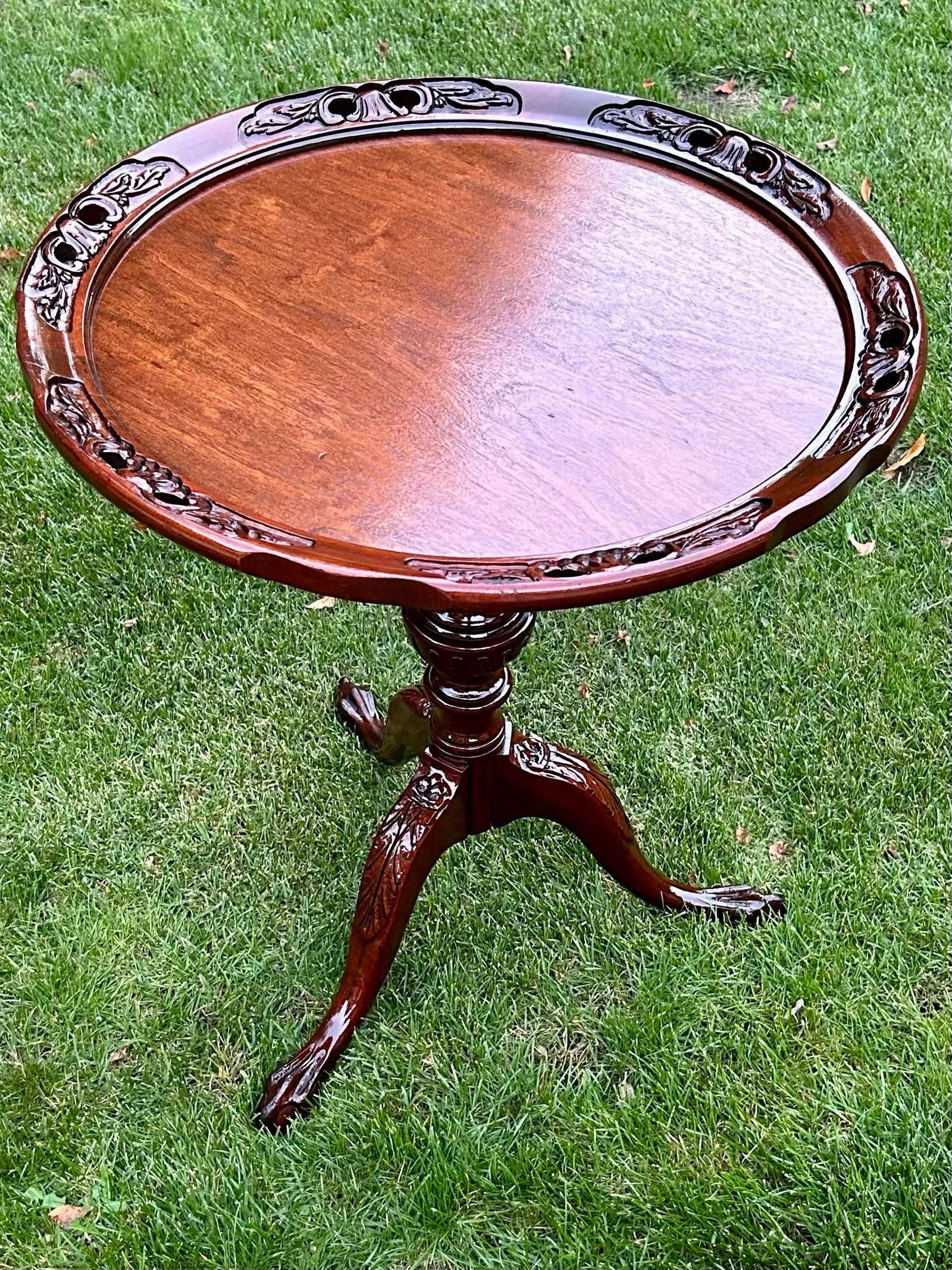 Mahogany, Tea or Side Table, in the Style of 18th Century, Chippendale or Queen Anne Furniture, Eleg - 6