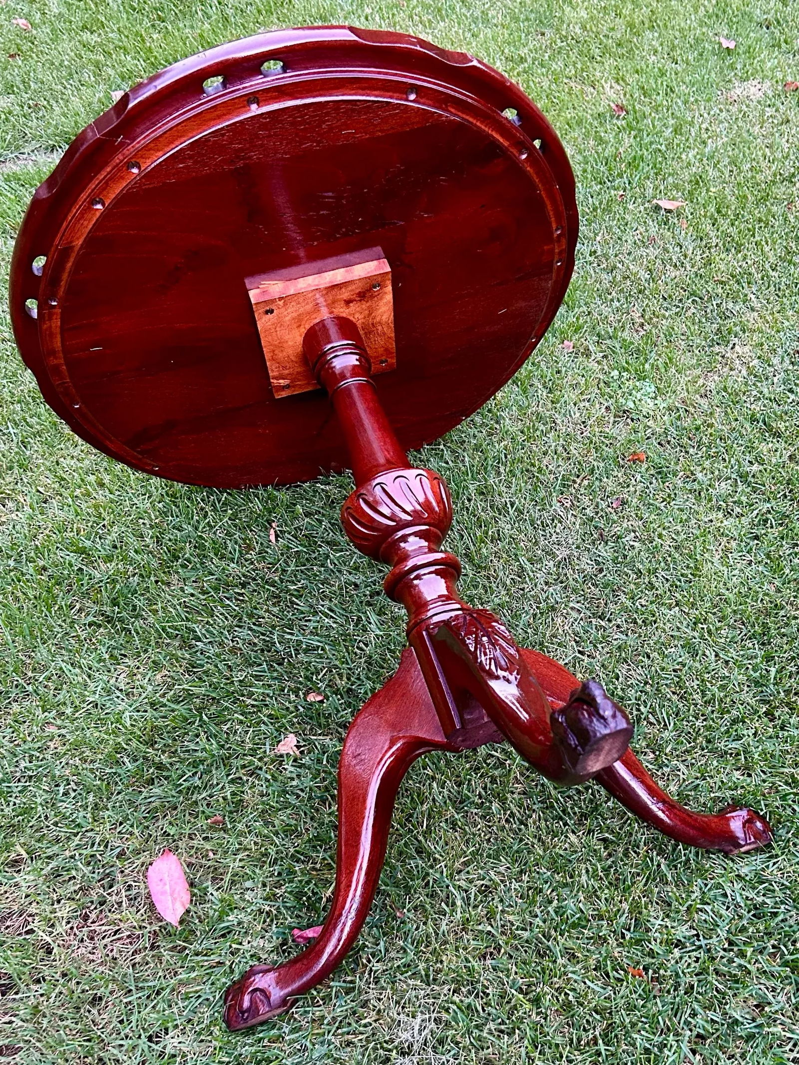 Mahogany, Tea or Side Table, in the Style of 18th Century, Chippendale or Queen Anne Furniture, Eleg - 9