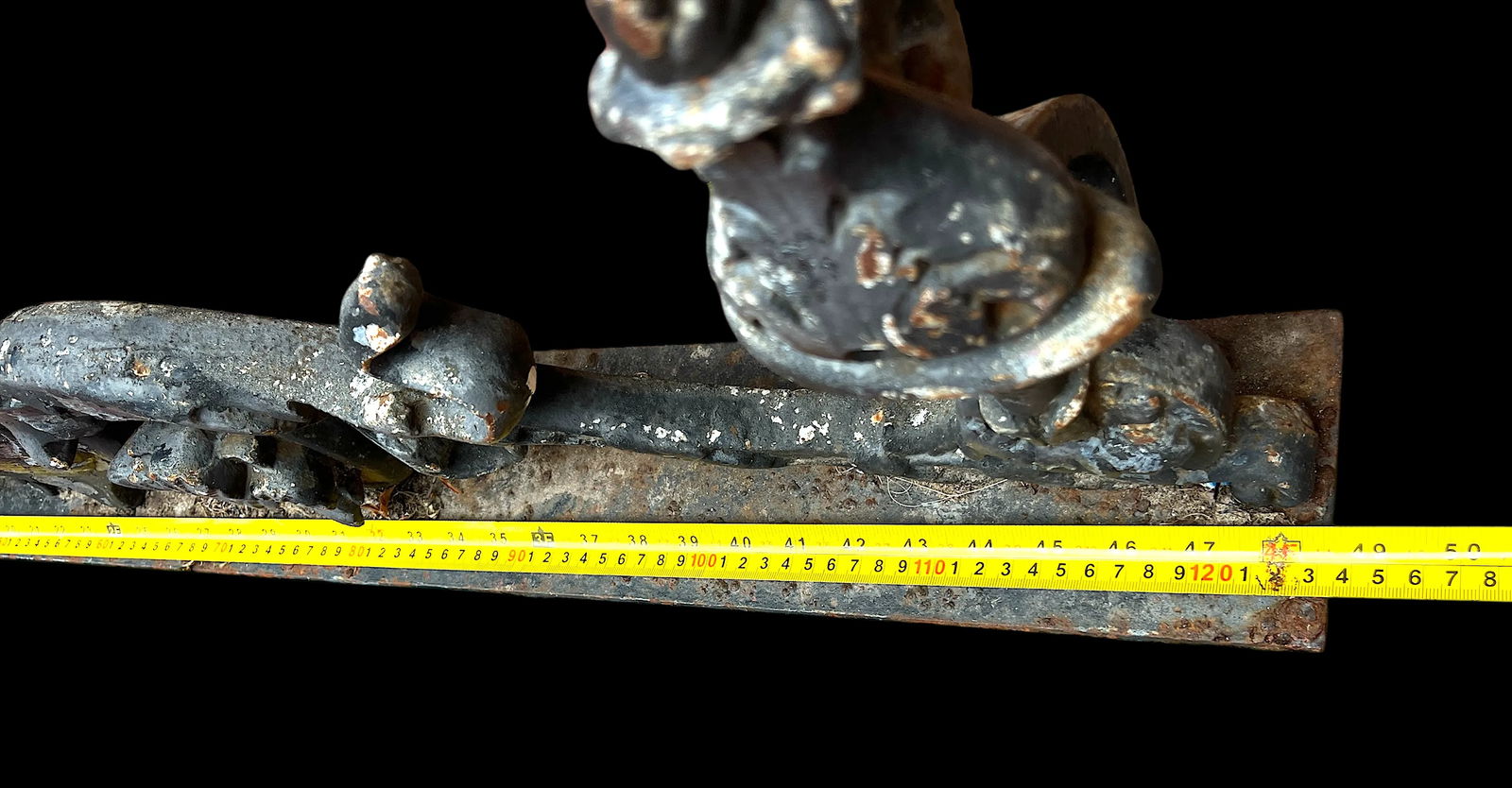 Pair of Antique Cast Iron Architectural Remnant Fragments With Heraldic Crest Motif "” 19th - 16