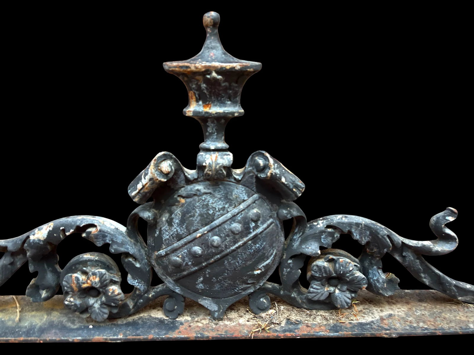 Pair of Antique Cast Iron Architectural Remnant Fragments With Heraldic Crest Motif "” 19th - 7