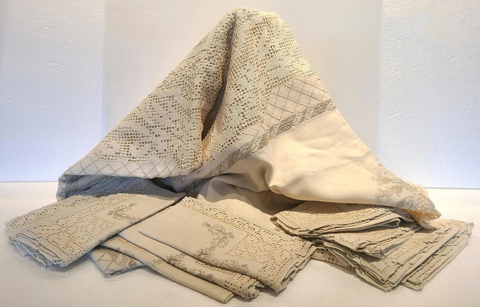 Antique Early 20th Century Linen Tablecloth With Matching Napkins - 13 Pieces - 10