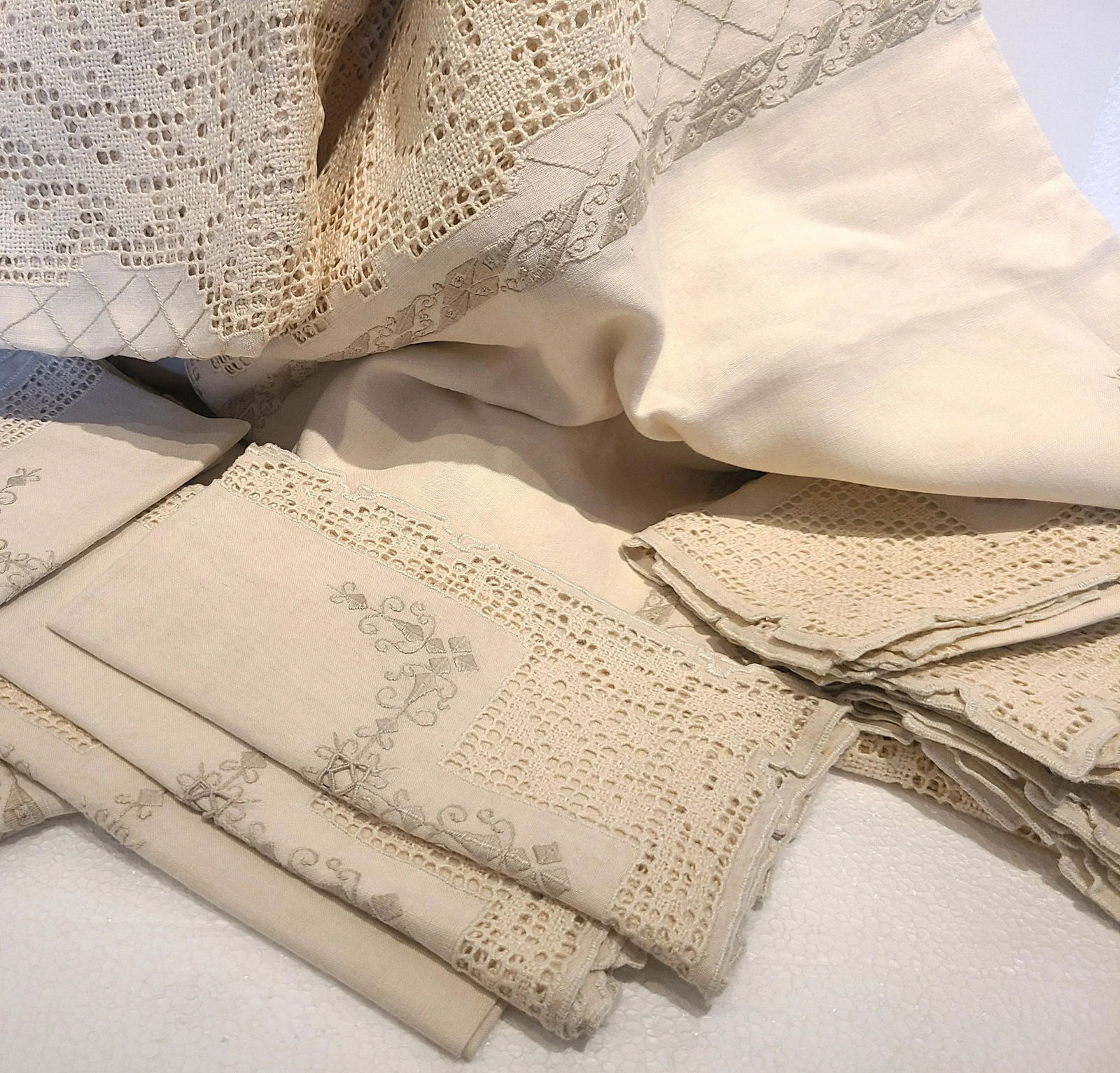 Antique Early 20th Century Linen Tablecloth With Matching Napkins - 13 Pieces - 2