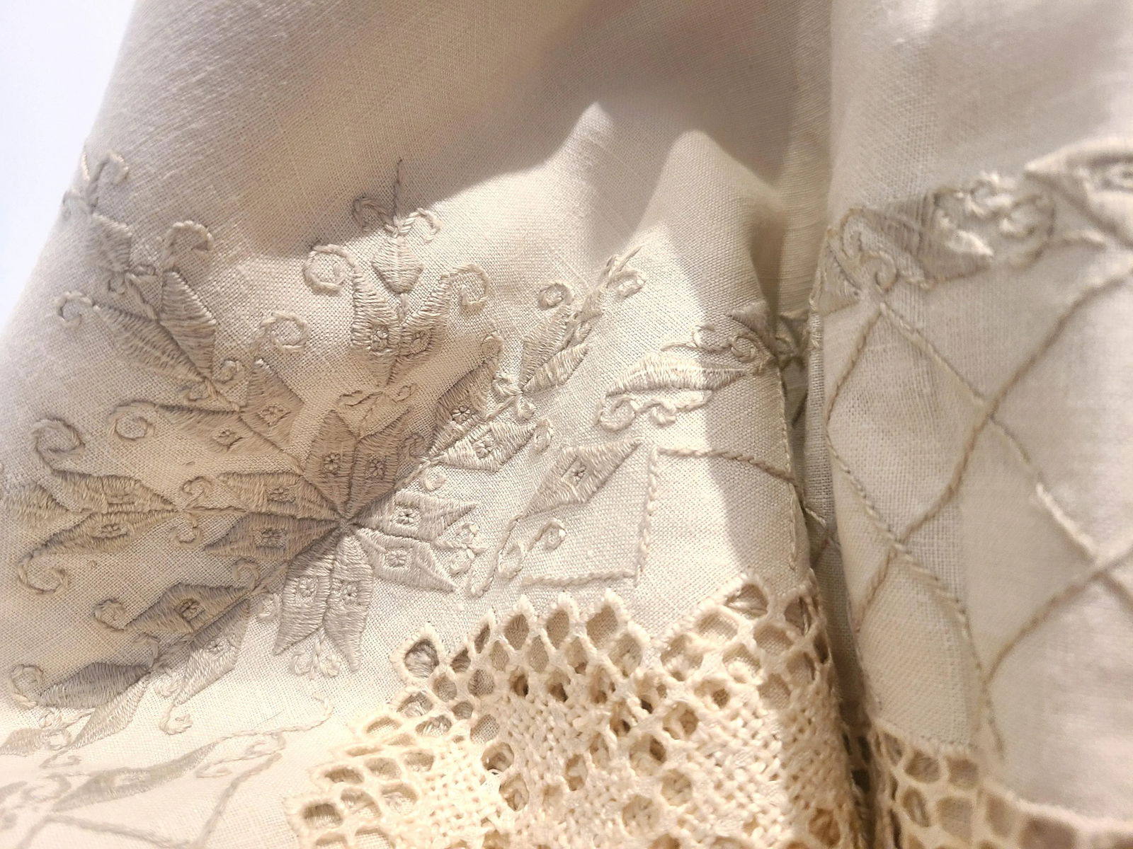 Antique Early 20th Century Linen Tablecloth With Matching Napkins - 13 Pieces - 7