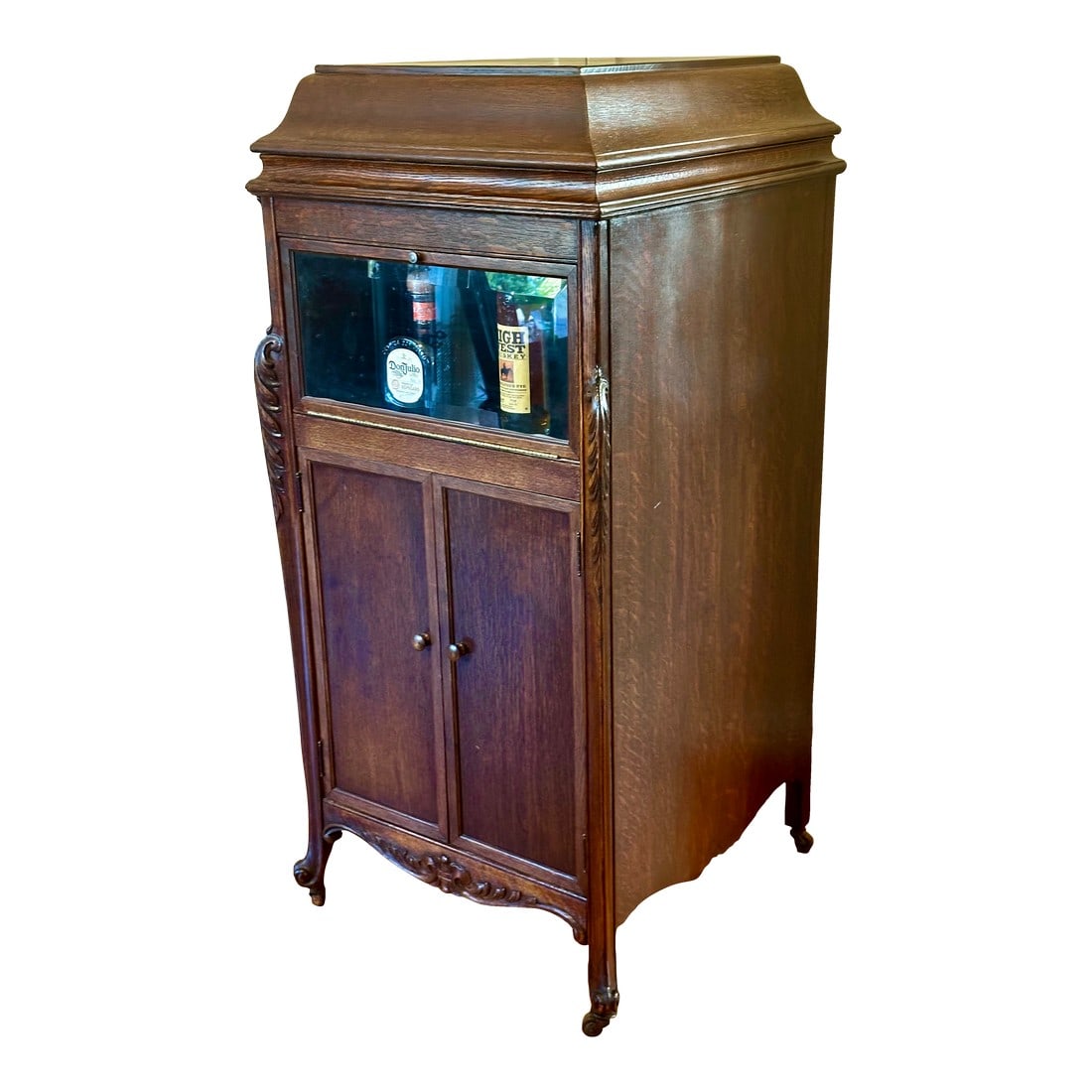 Antique Victrola Mini Bar (1 of 18)