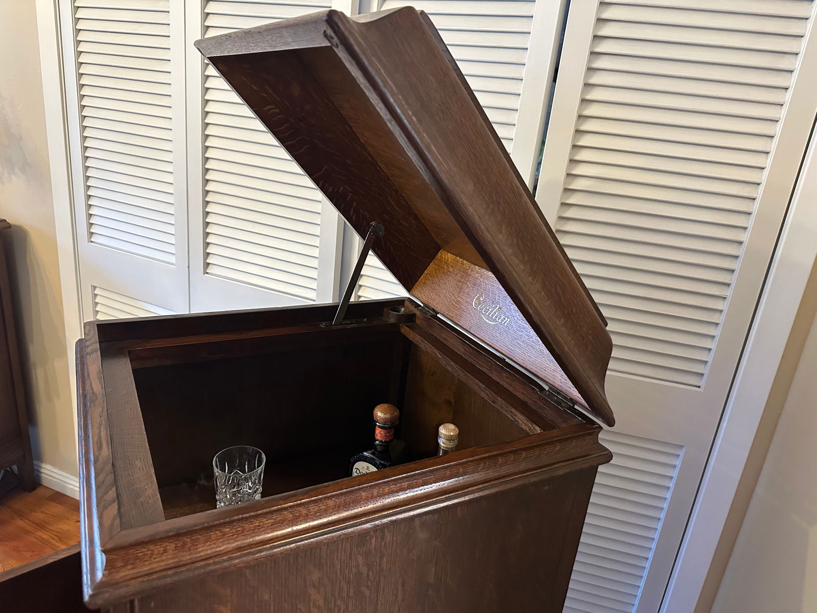Antique Victrola Mini Bar - 5