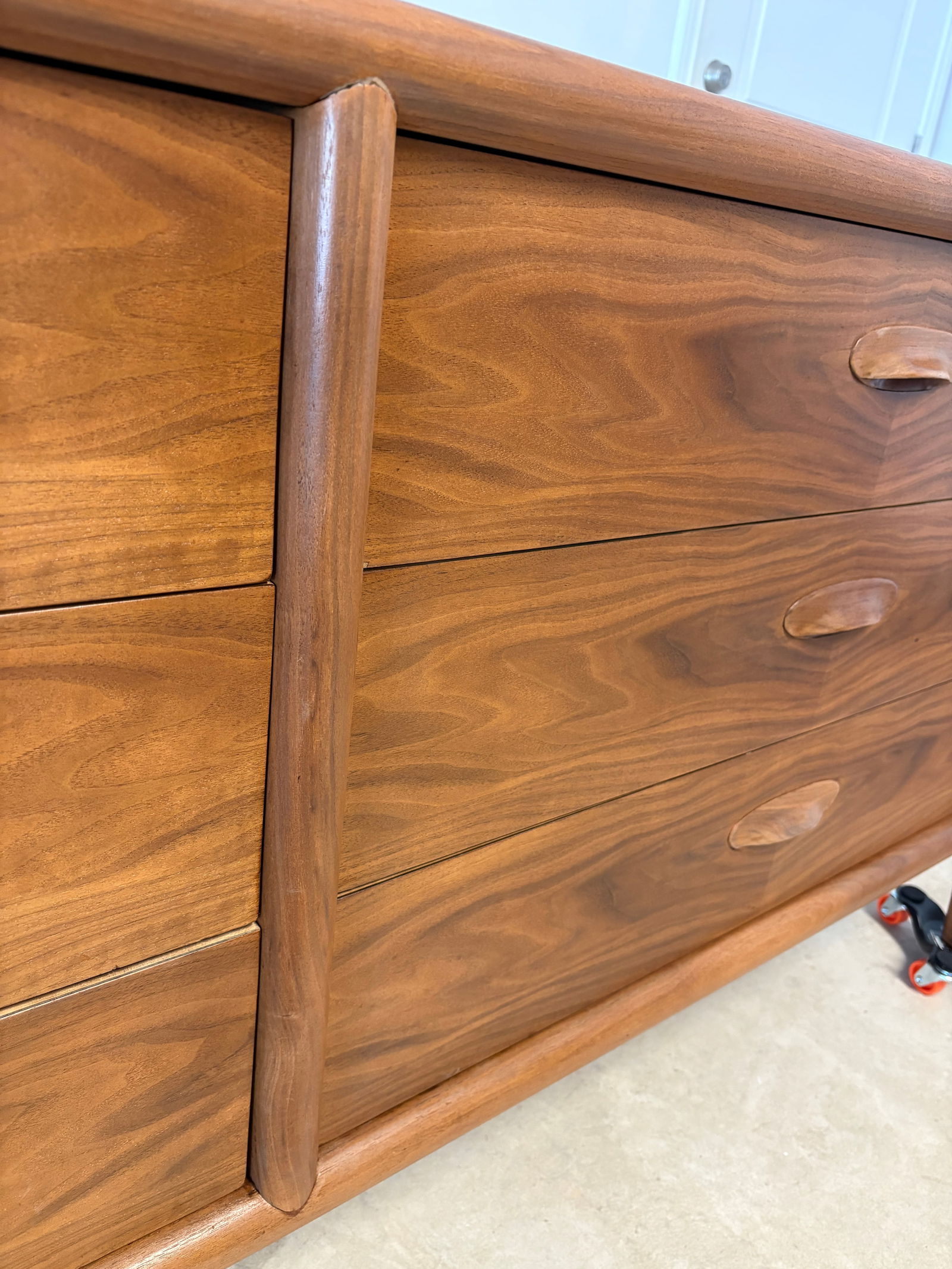 1960s Freshly Refinished Widdicomb Mid-Century Modern 6-Drawer Walnut Dresser – MCM Beauty! - 10