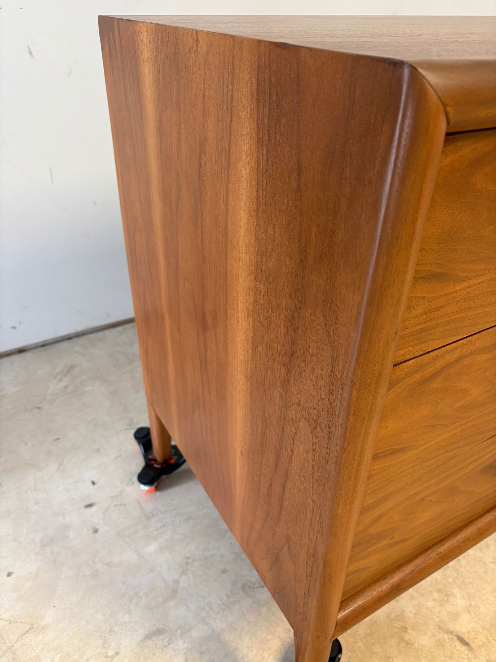 1960s Freshly Refinished Widdicomb Mid-Century Modern 6-Drawer Walnut Dresser – MCM Beauty! - 11
