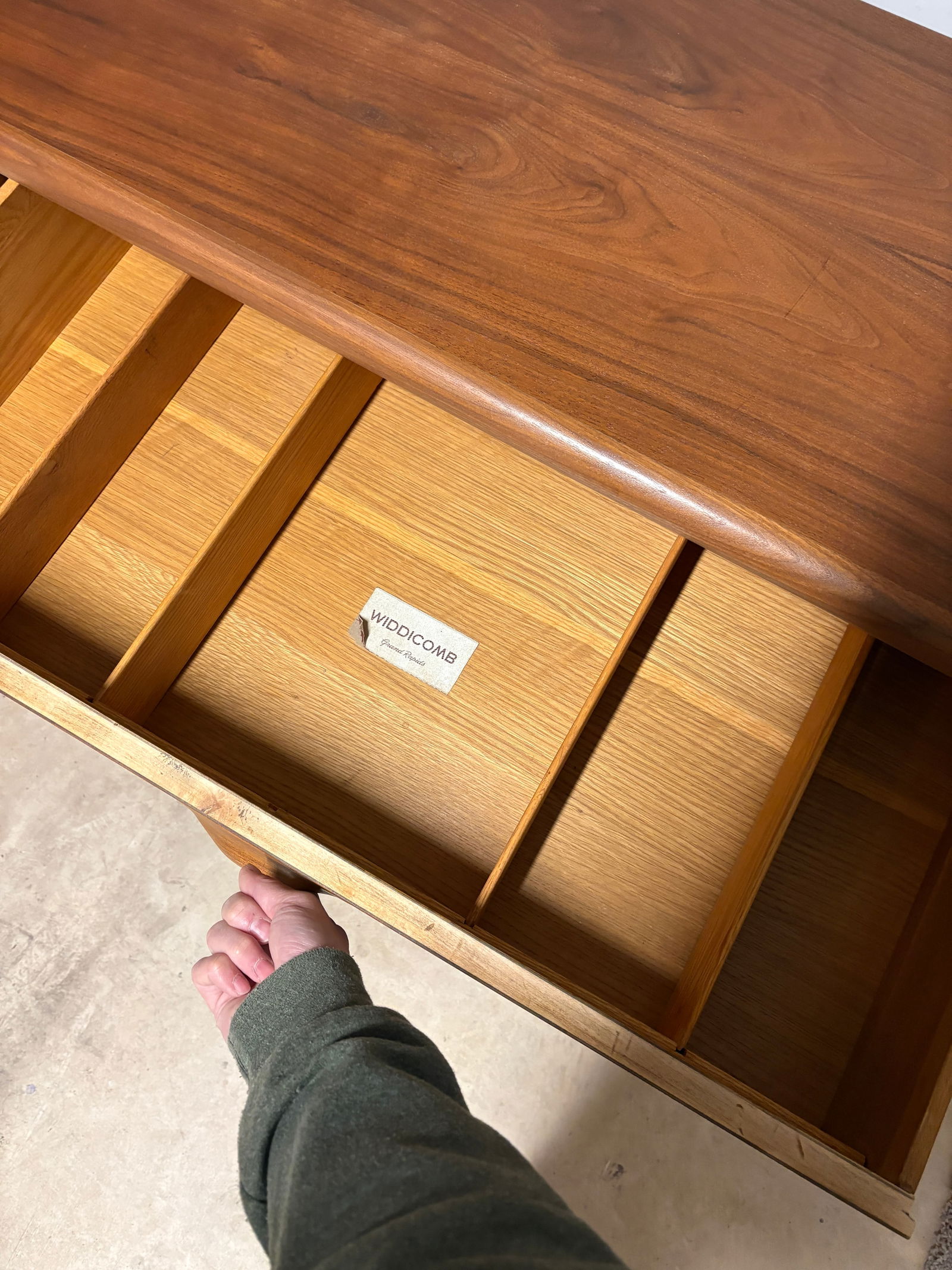 1960s Freshly Refinished Widdicomb Mid-Century Modern 6-Drawer Walnut Dresser – MCM Beauty! - 13