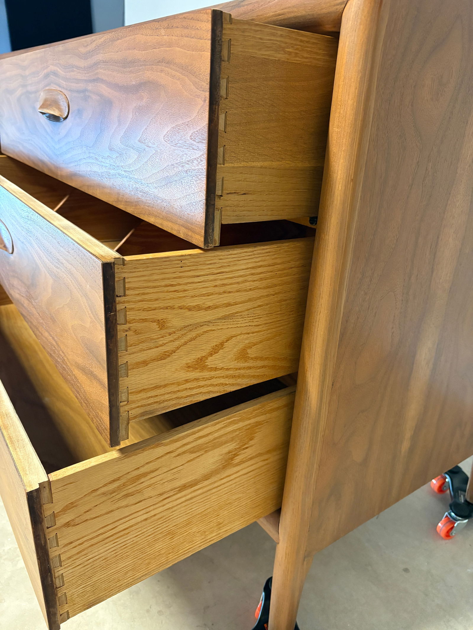 1960s Freshly Refinished Widdicomb Mid-Century Modern 6-Drawer Walnut Dresser – MCM Beauty! - 17