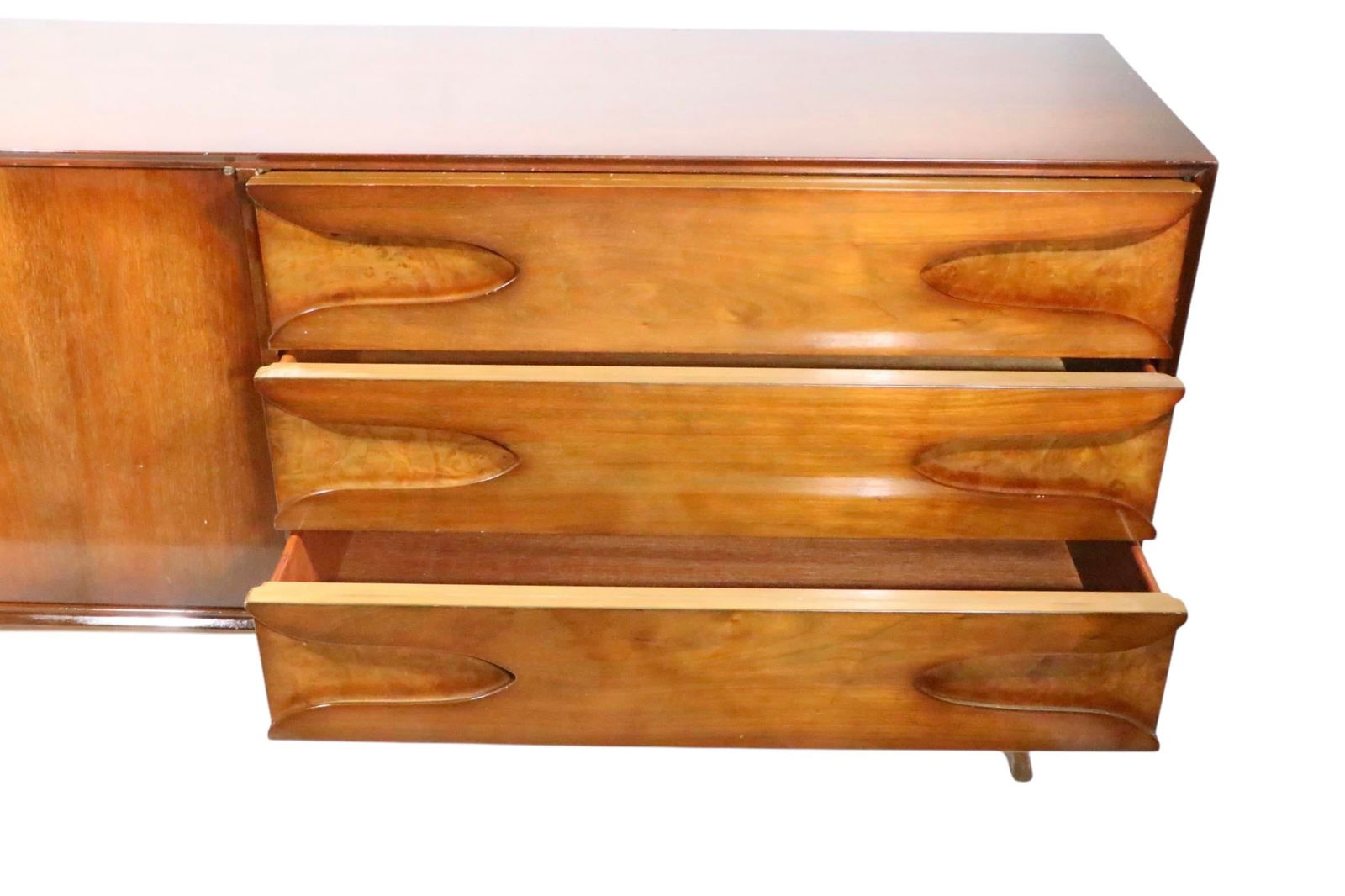 Mid Century Dresser With Burl Trim and Sculpted Legs and Drawer Pulls C 1950/60's - 14