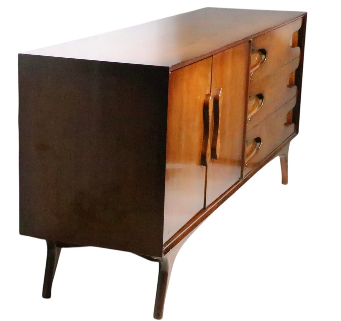 Mid Century Dresser With Burl Trim and Sculpted Legs and Drawer Pulls C 1950/60's - 3