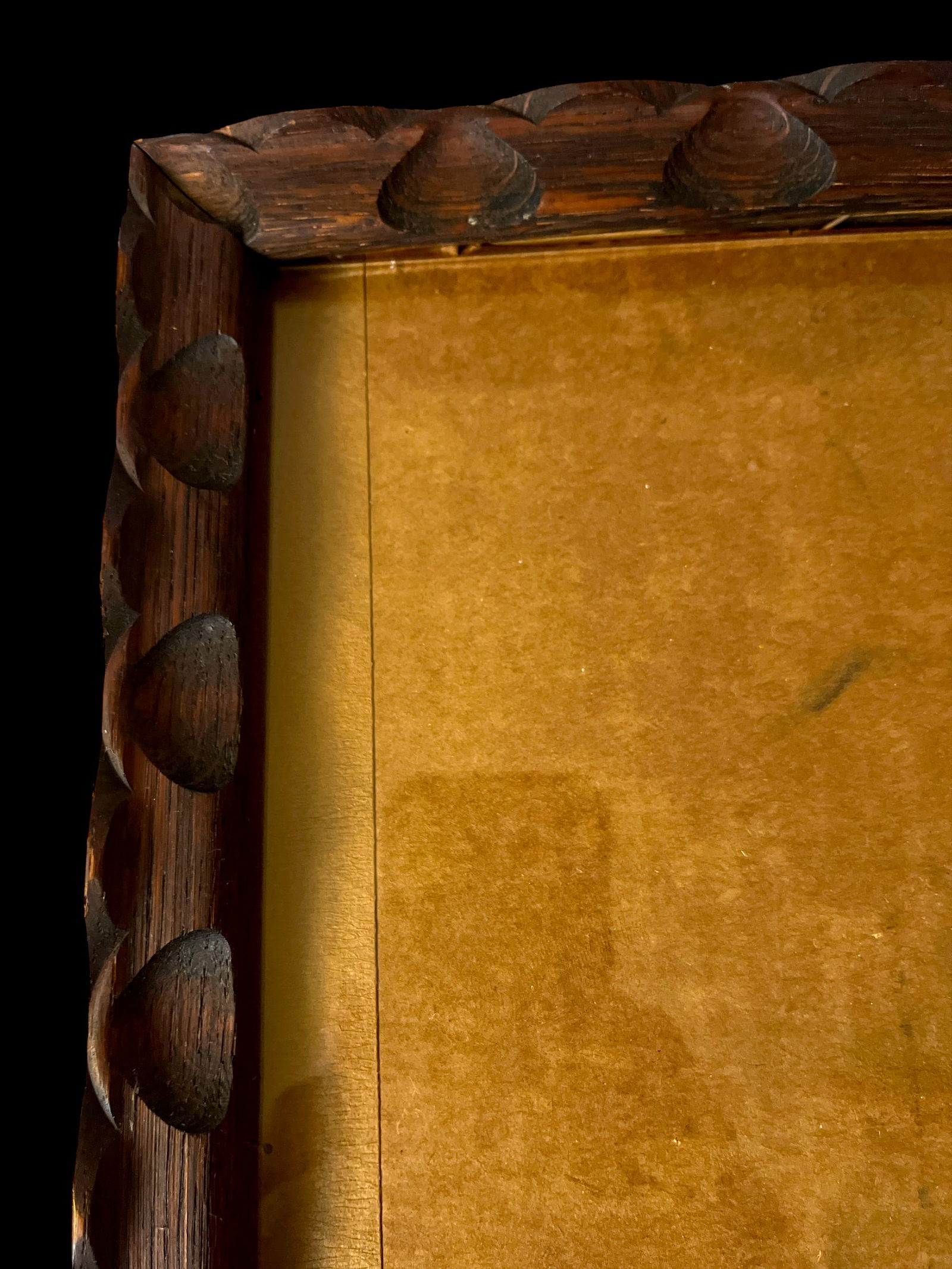 Vintage Hand-Carved Wooden Frame With Raised Scallop and Notched Detailing - 2