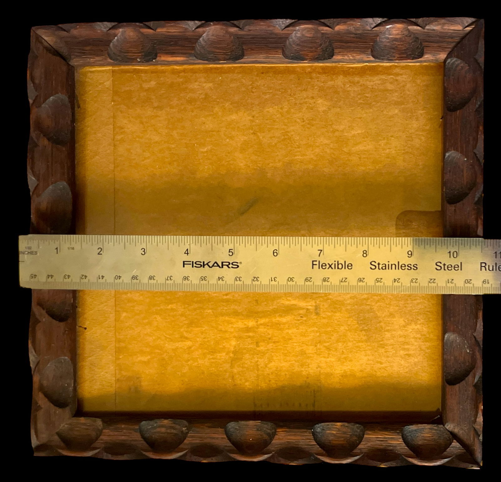 Vintage Hand-Carved Wooden Frame With Raised Scallop and Notched Detailing - 6