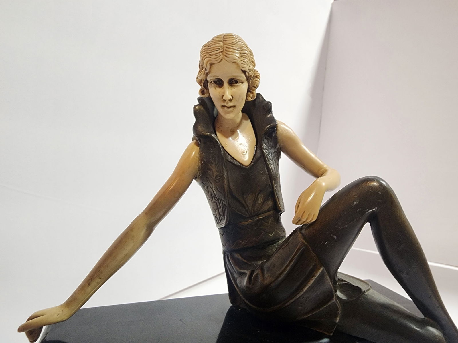 1930s Art Deco "Flapper Girl on a Wall" Bronze and Galalith Sculpture - 2