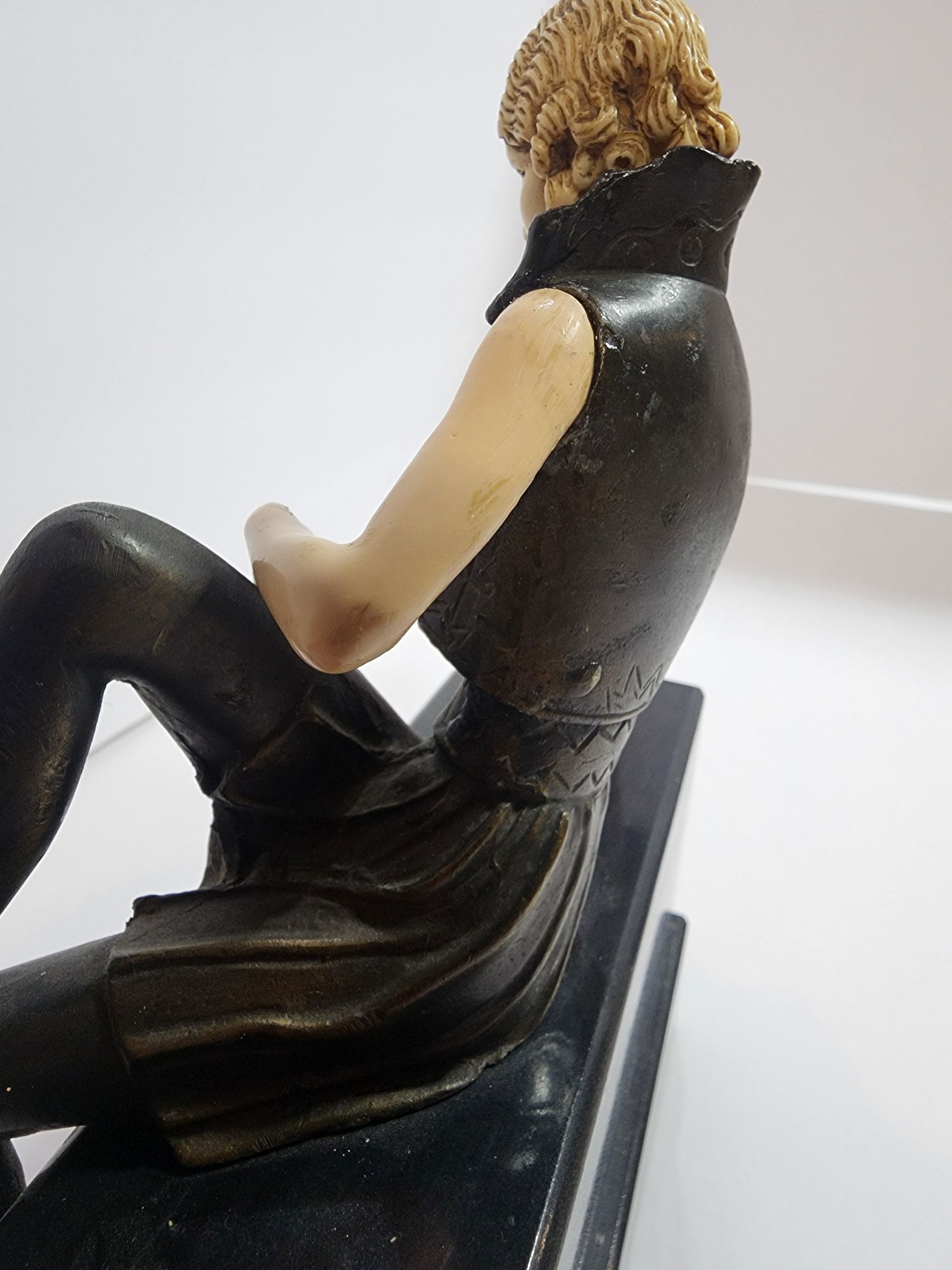 1930s Art Deco "Flapper Girl on a Wall" Bronze and Galalith Sculpture - 3