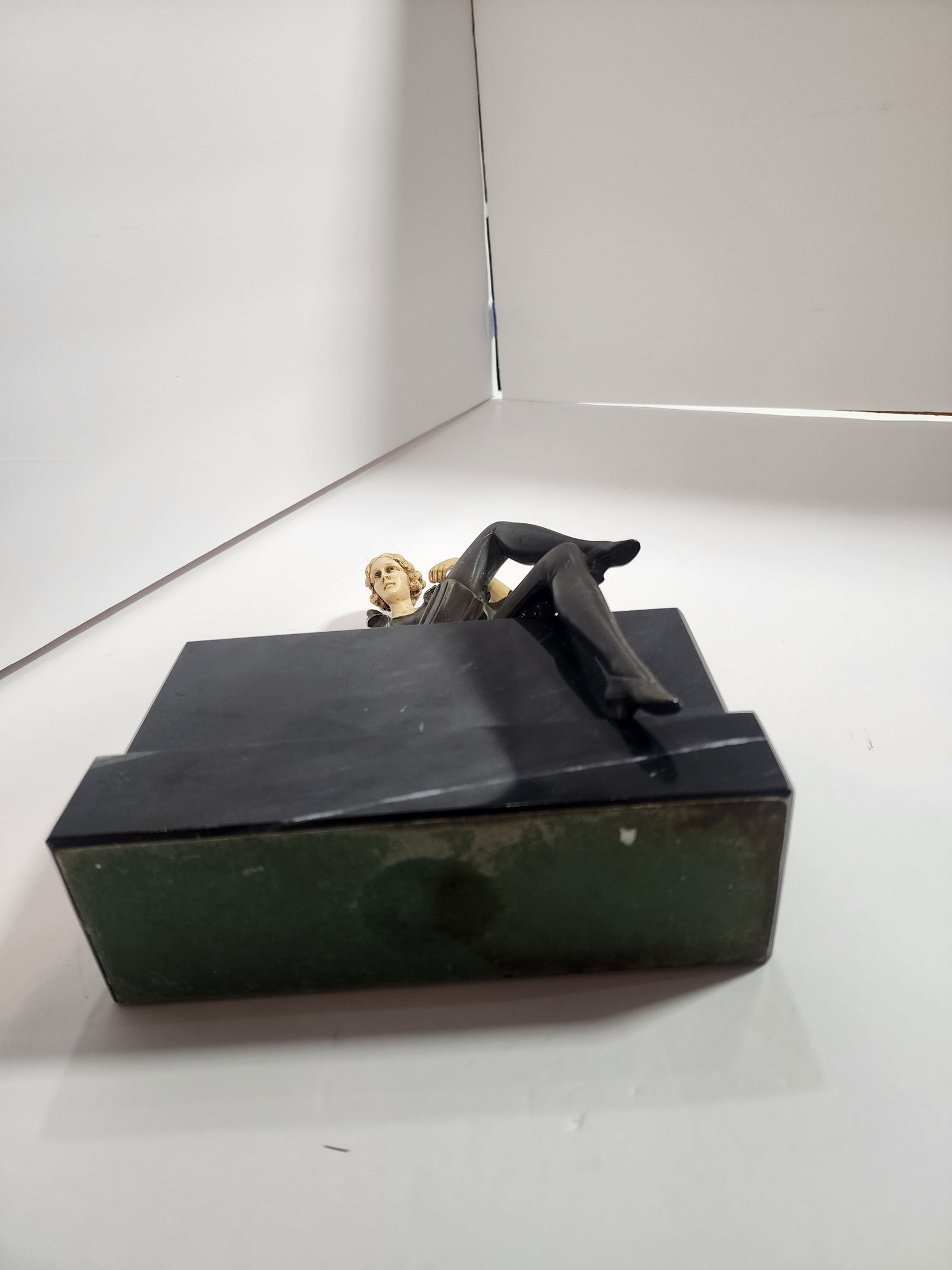 1930s Art Deco "Flapper Girl on a Wall" Bronze and Galalith Sculpture - 6