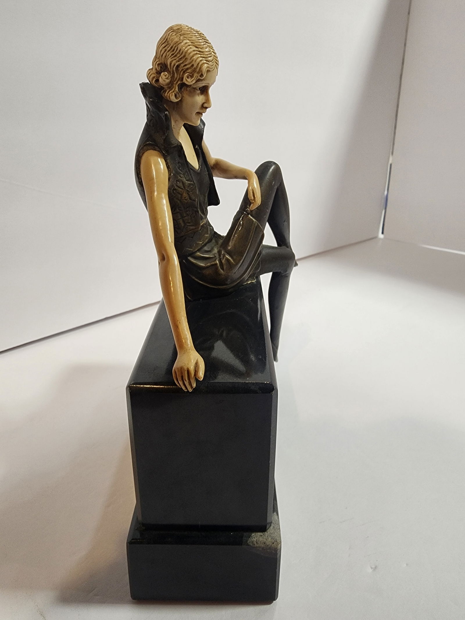 1930s Art Deco "Flapper Girl on a Wall" Bronze and Galalith Sculpture - 8