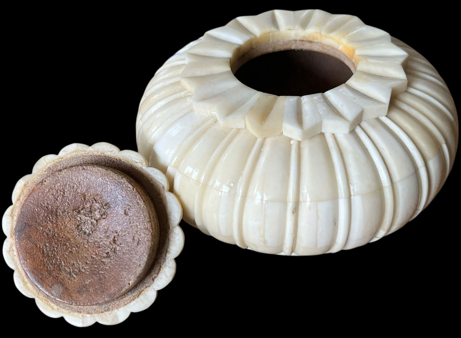 Carved Bone Lidded Snuff Box | Neoclassical Ribbed Form | 19th–Early 20th C. - 3