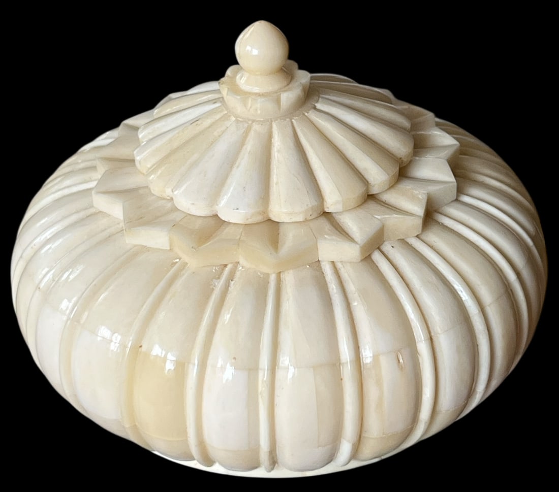 Carved Bone Lidded Snuff Box | Neoclassical Ribbed Form | 19th–Early 20th C. - 4
