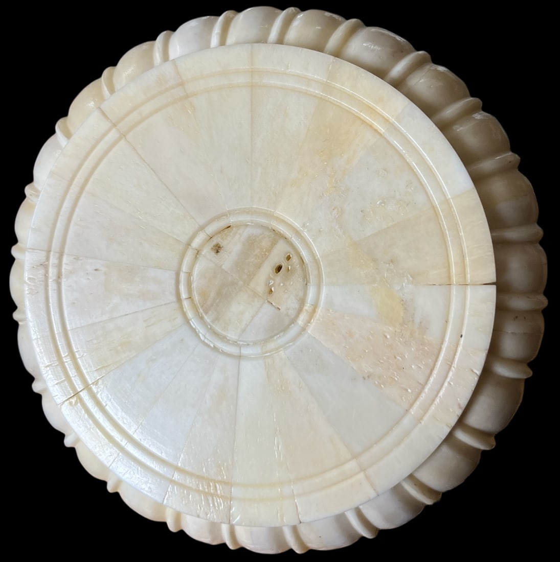Carved Bone Lidded Snuff Box | Neoclassical Ribbed Form | 19th–Early 20th C. - 6