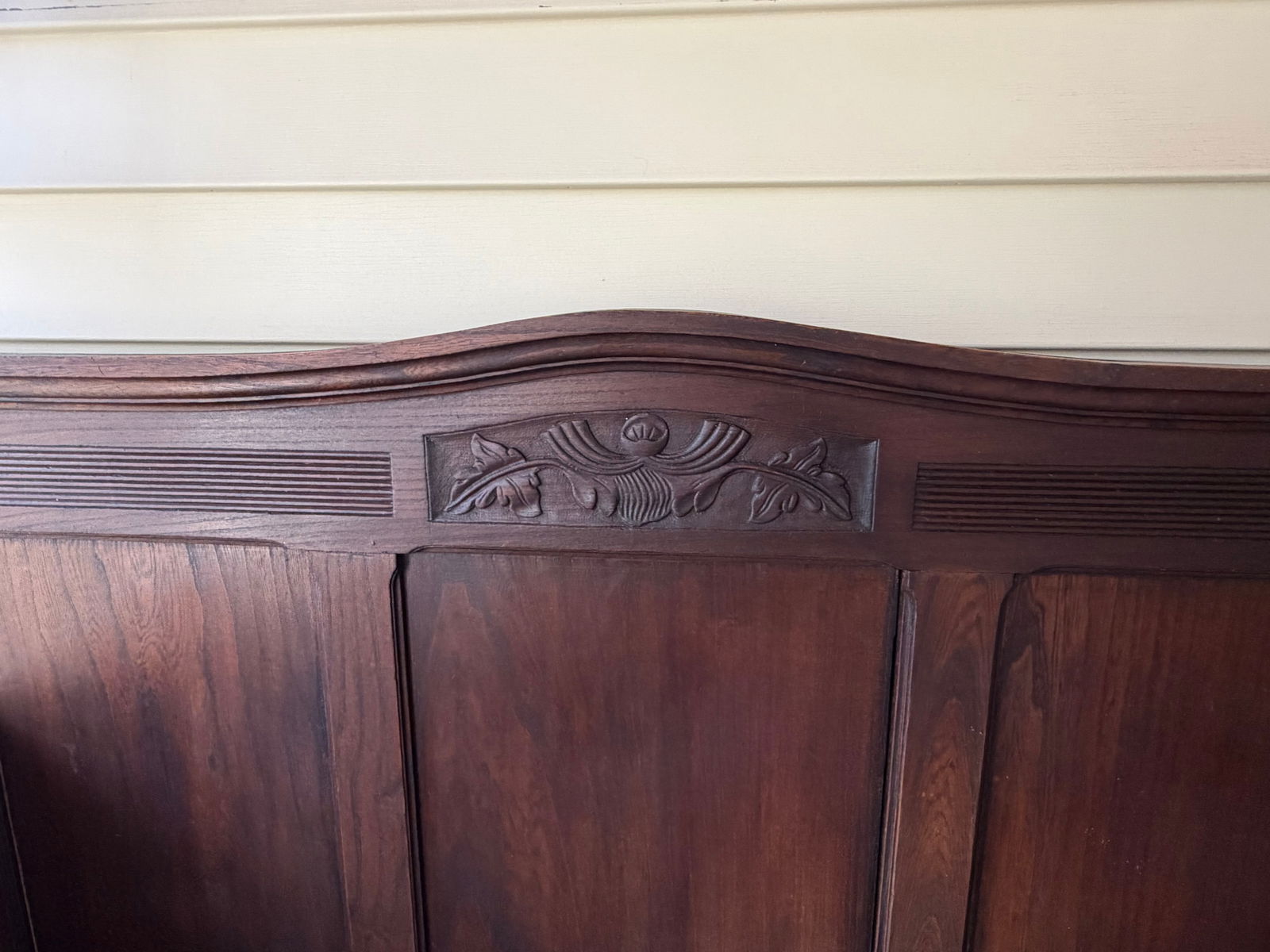 Antique Arts & Crafts Oak Hall Settle Bench With Carved Crest and Upholstered Seat, Circa 1910 - 3