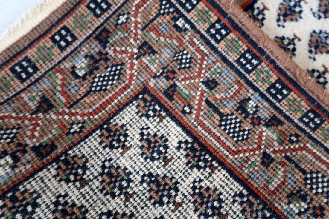 Handmade vintage Indian Seraband rug 2.3' x 4.5' (72cm x 139cm) 1970s - 10