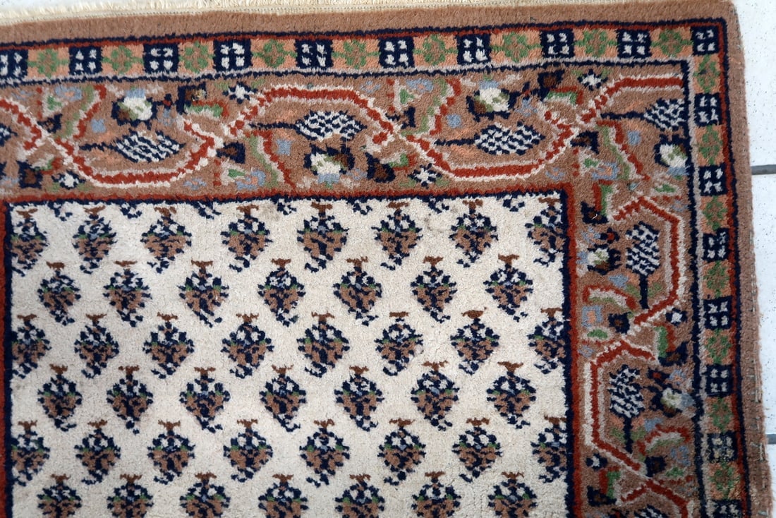 Handmade vintage Indian Seraband rug 2.3' x 4.5' (72cm x 139cm) 1970s - 2