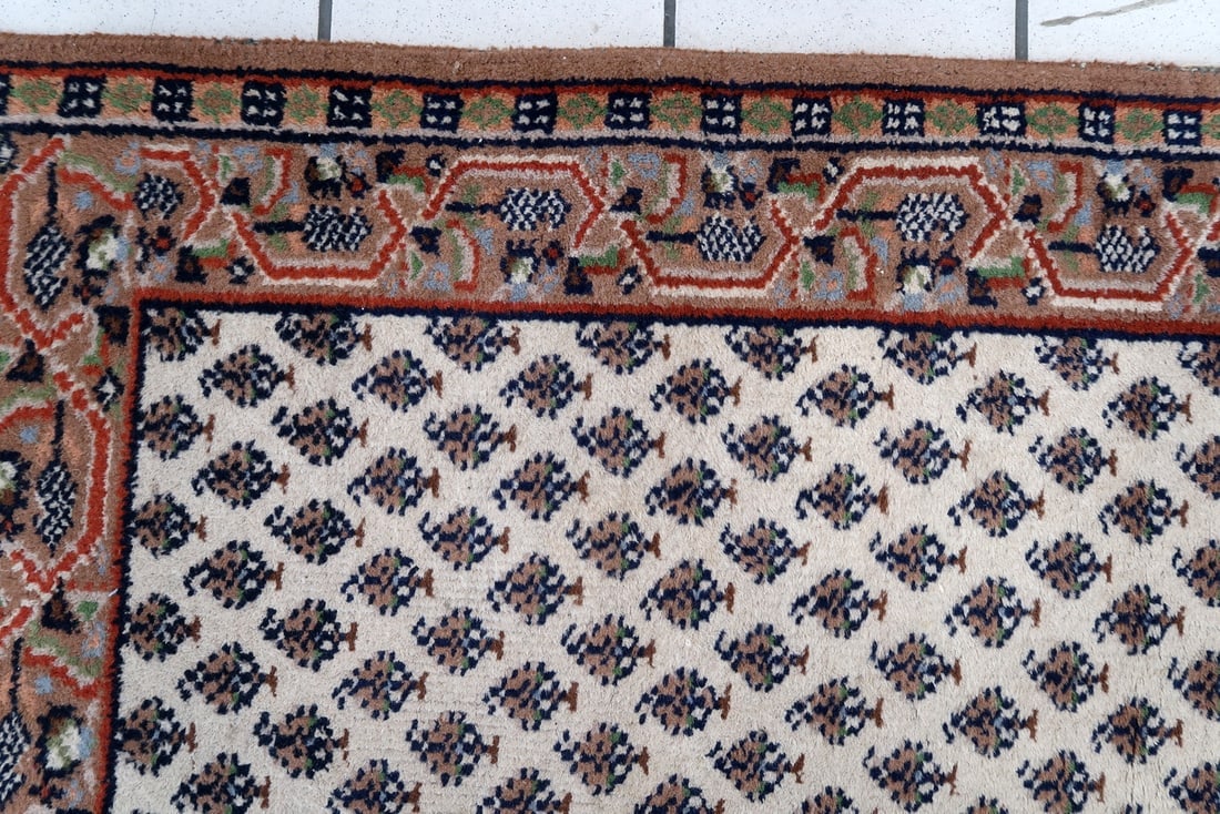 Handmade vintage Indian Seraband rug 2.3' x 4.5' (72cm x 139cm) 1970s - 6