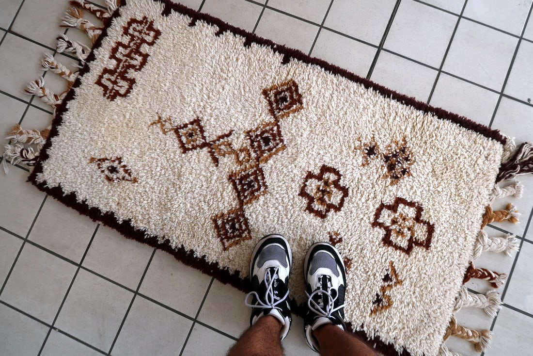 Handmade vintage Moroccan Berber rug 2.4' x 4.4' (74cm x 136cm) 1970s - 10