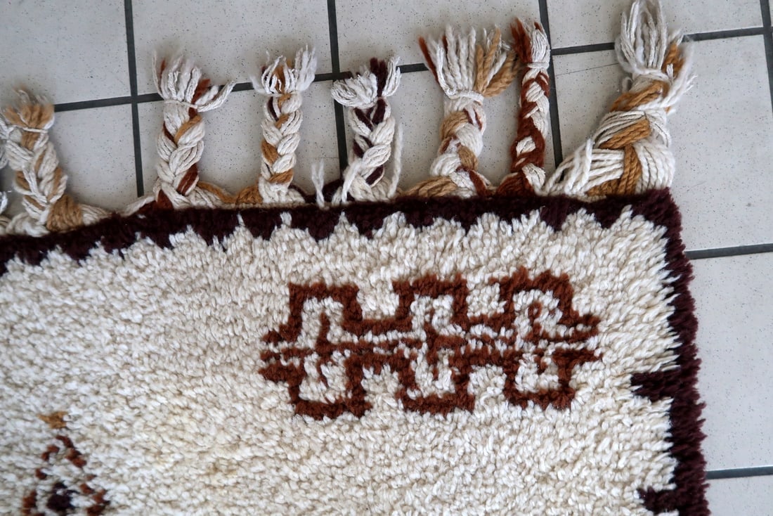 Handmade vintage Moroccan Berber rug 2.4' x 4.4' (74cm x 136cm) 1970s - 2