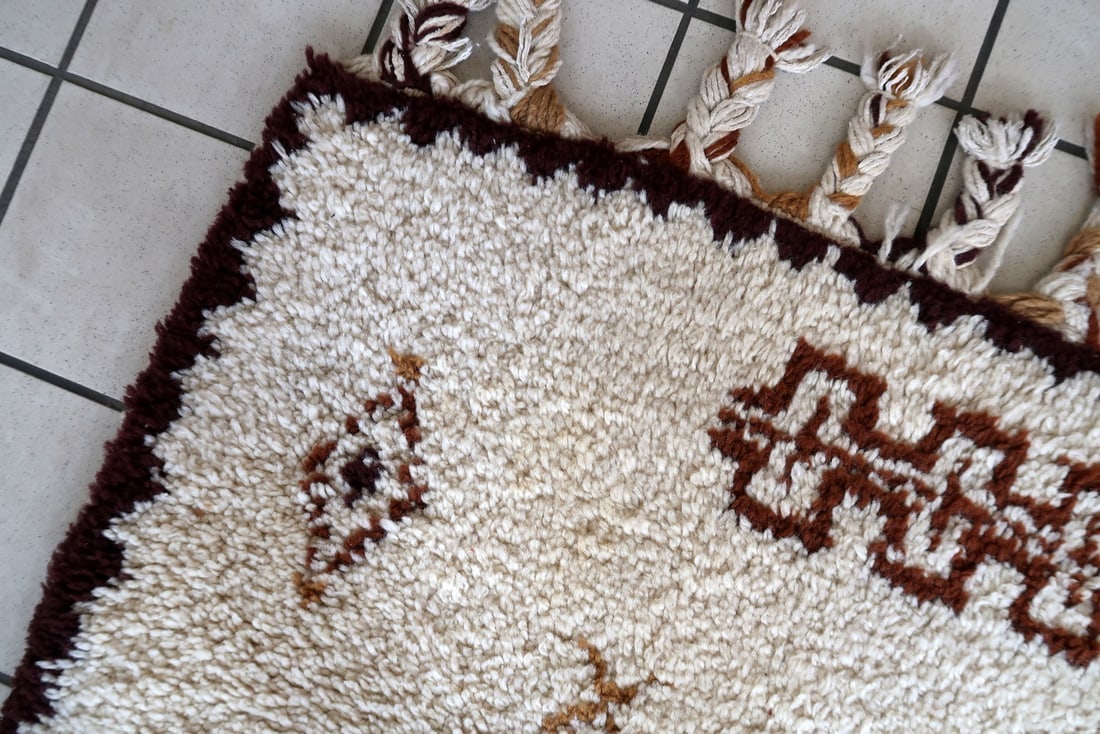 Handmade vintage Moroccan Berber rug 2.4' x 4.4' (74cm x 136cm) 1970s - 3