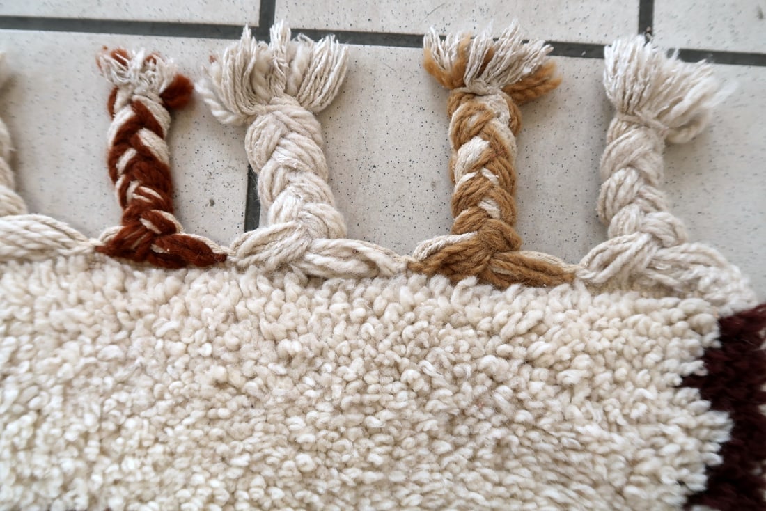 Handmade vintage Moroccan Berber rug 2.4' x 4.4' (74cm x 136cm) 1970s - 7