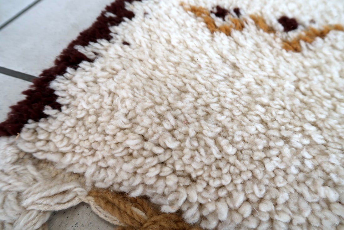 Handmade vintage Moroccan Berber rug 2.4' x 4.4' (74cm x 136cm) 1970s - 9