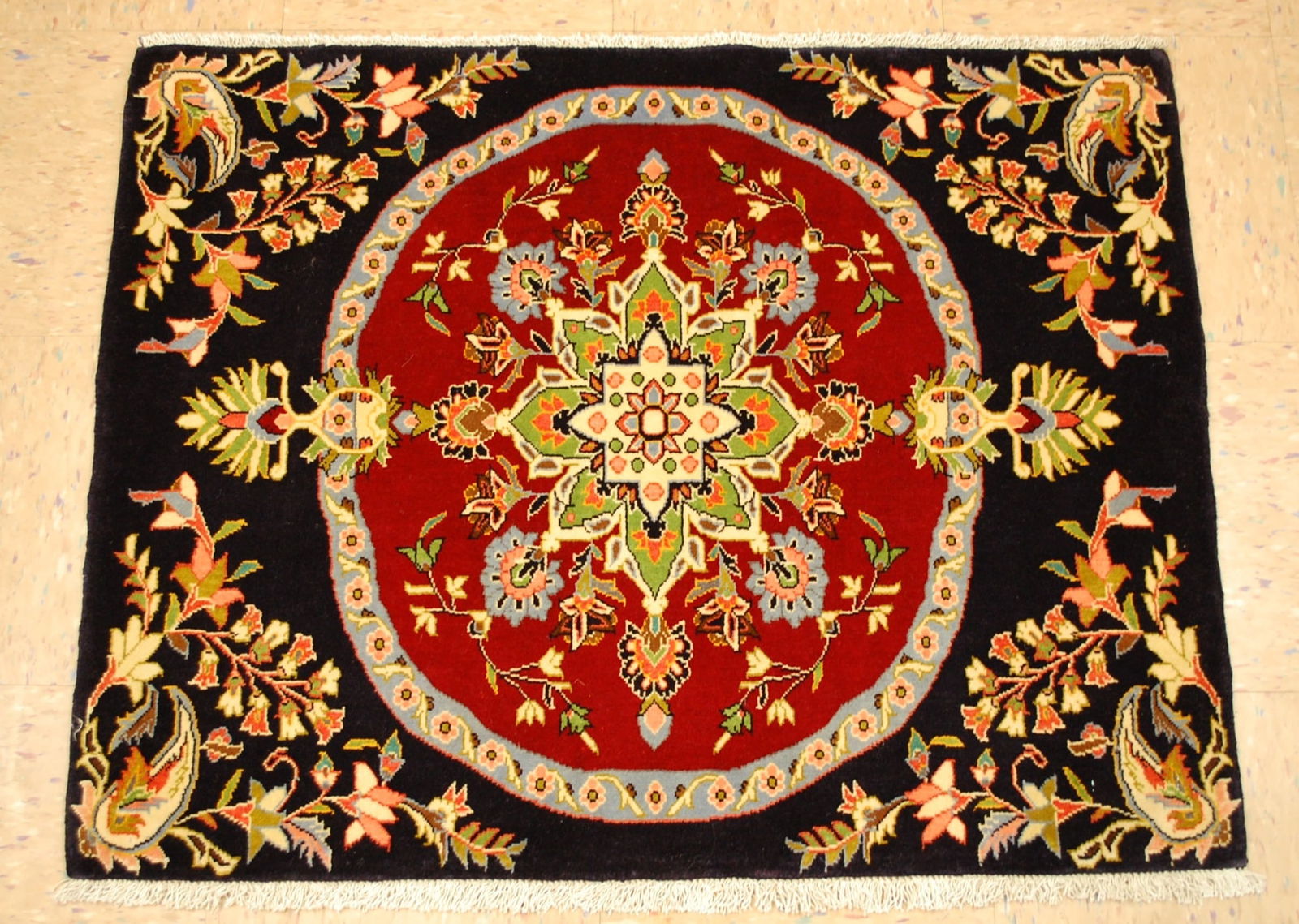 Persian KASHAN RUG 2'5" x 3'1": Title: Persian KASHAN RUG 2'5" x 3'1" Description:OLD,ANTIQUE KURK WOOL_HIGH KPSI FINE Persain KASHAN ORIENTAL RUG .........with an exact size of 2' 5"x 3' 1" .........Detailed floral design over Red