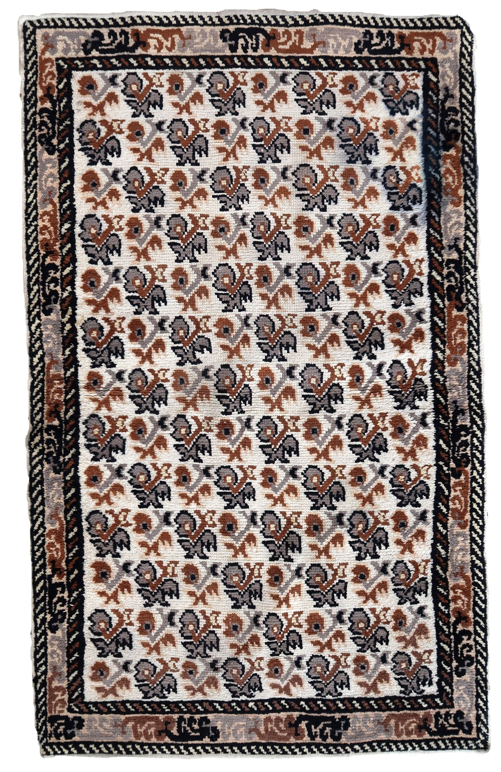 Vintage French Savonnerie rug 2.7' x 4.5' (83cm x 138cm) 1960s: Title:Vintage French Savonnerie rug 2.7' x 4.5' (83cm x 138cm) 1960sOrigin:FranceDimension:2.7' x 4.5' (83cm x 138cm)Materials:woolYear:1960sDescription:Vintage French Savonnerie rug in sky beige