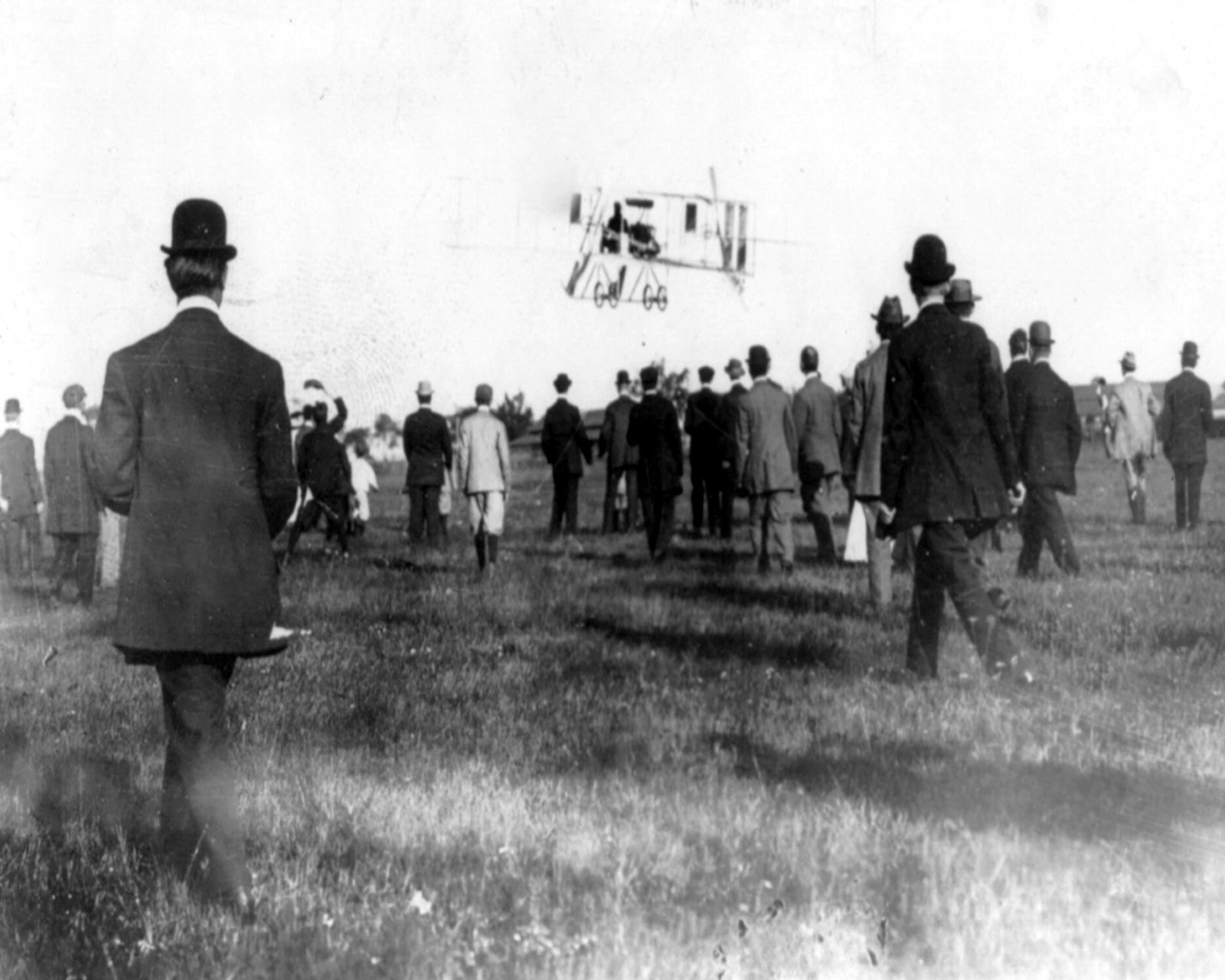 1911, Calbraith Rodgers Aloft in plane; large crowd in foreground: Title: 1911, Calbraith Rodgers Aloft in plane; large crowd in foreground Artist/Source: BAIN NEWS SERVICE Original Date: SEE TITLE Dimensions: 8X10 / 10X8 ACCORDINGLY Description: || UNITED STATES SHI