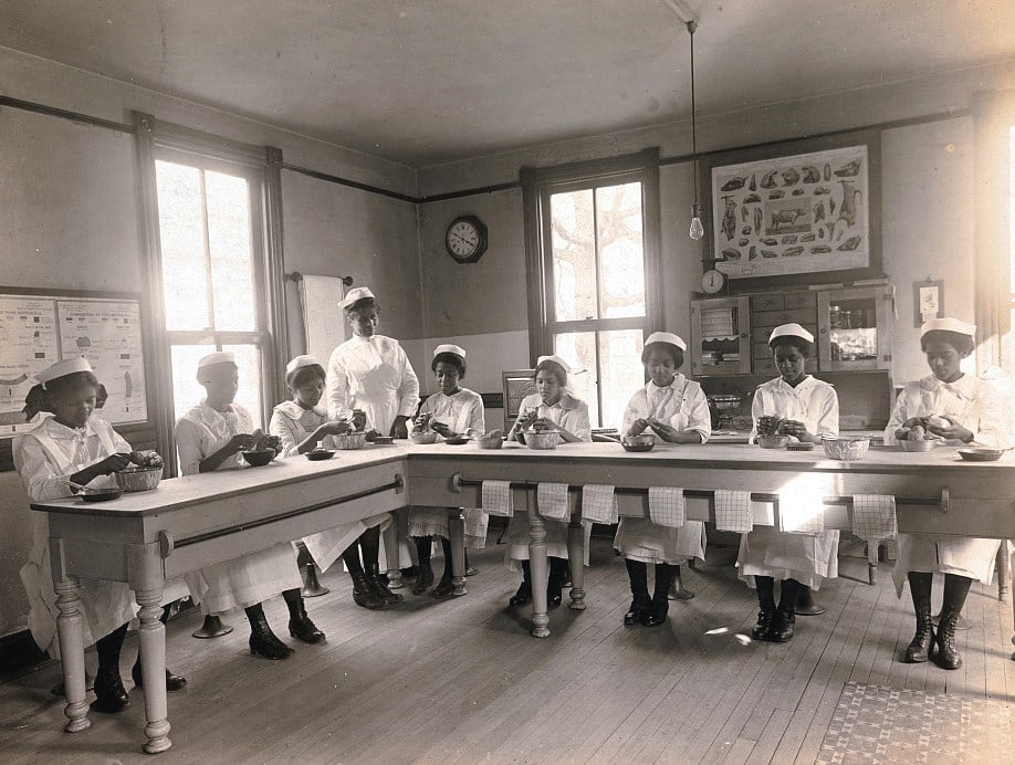 1910, AFRICAN AMERICAN WOMEN COOKING CLASS: Title: 1910, AFRICAN AMERICAN WOMEN COOKING CLASS Artist/Source: UNKNOWN Original Date: (SEE TITLE) Dimensions: 8X10 or 10X8 ACCORDINGLY Description: || UNITED STATES SHIPPING ONLY! || This lot is a D