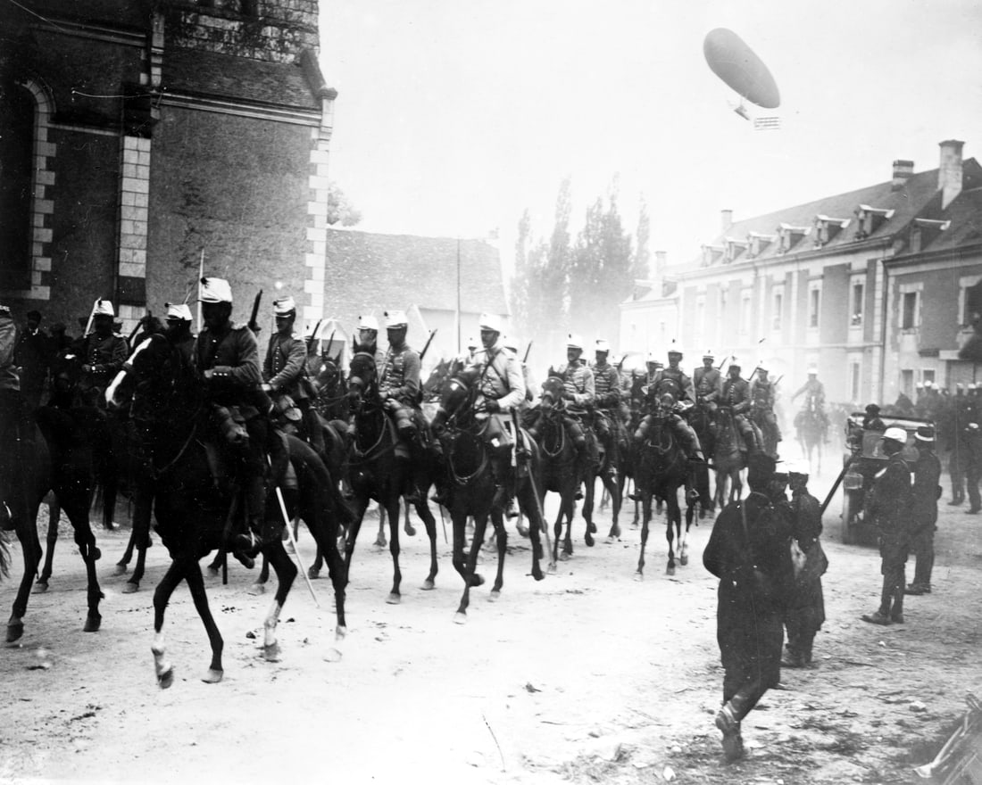 1914, French Soldiers On Horseback In Street, With Airship Flying Above Them: Title: 1914, French Soldiers On Horseback In Street, With Airship Flying Above Them Artist/Source: BAIN NEWS SERVICE SEE TITLE Dimensions: 10X8 Description: || UNITED STATES SHIPPING ONLY! || This lot