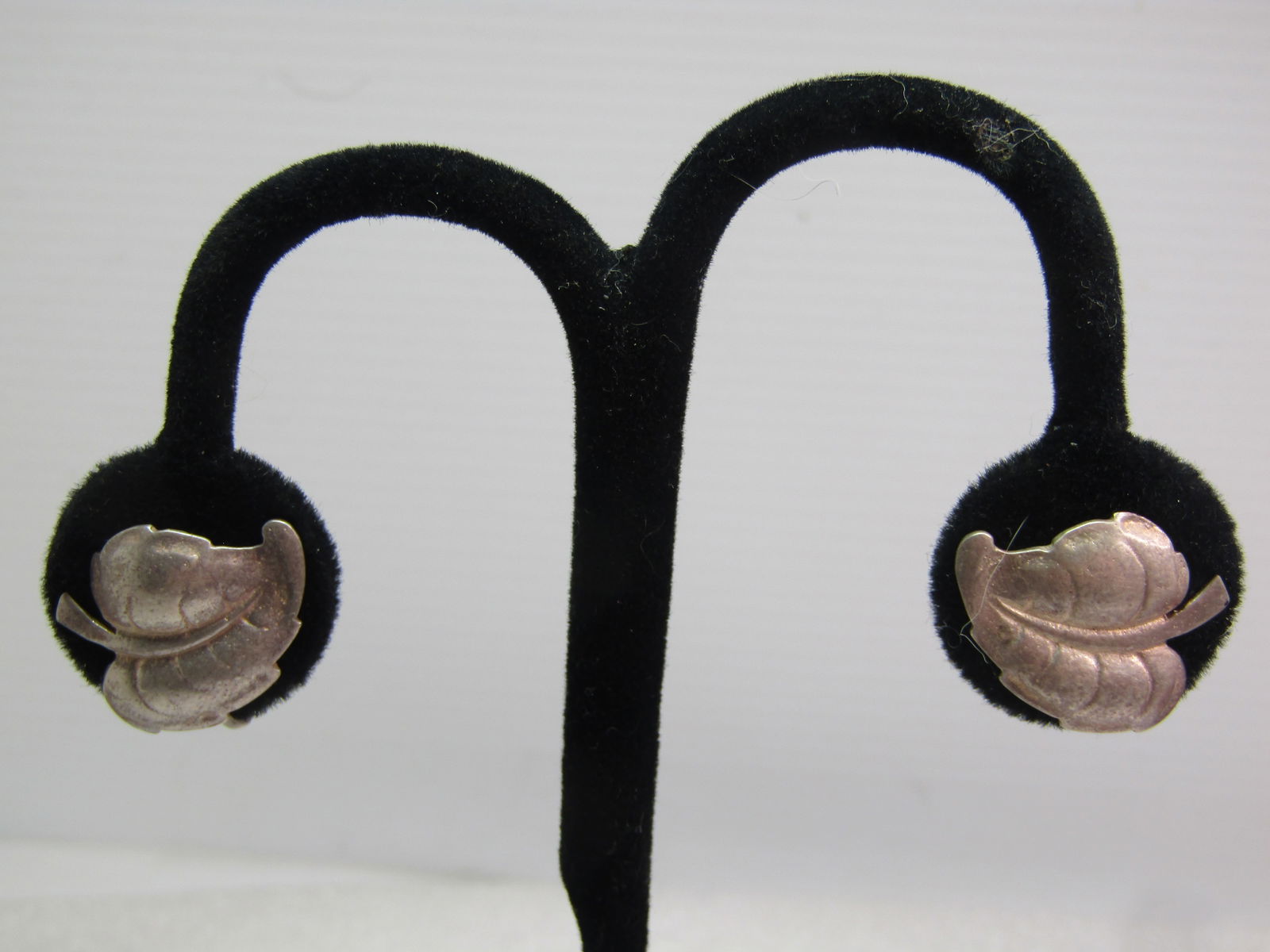 Vintage Sterling Silver Leaf Earrings, 1940's-1950's, Screw Back: Vintage Sterling Silver Leaf Earrings, 1940's-1950's, Screw Back. These earrigns are appx. 7/8" tall and 3/4" wide, recessed with the vein down the center and slightly domed on each side with a