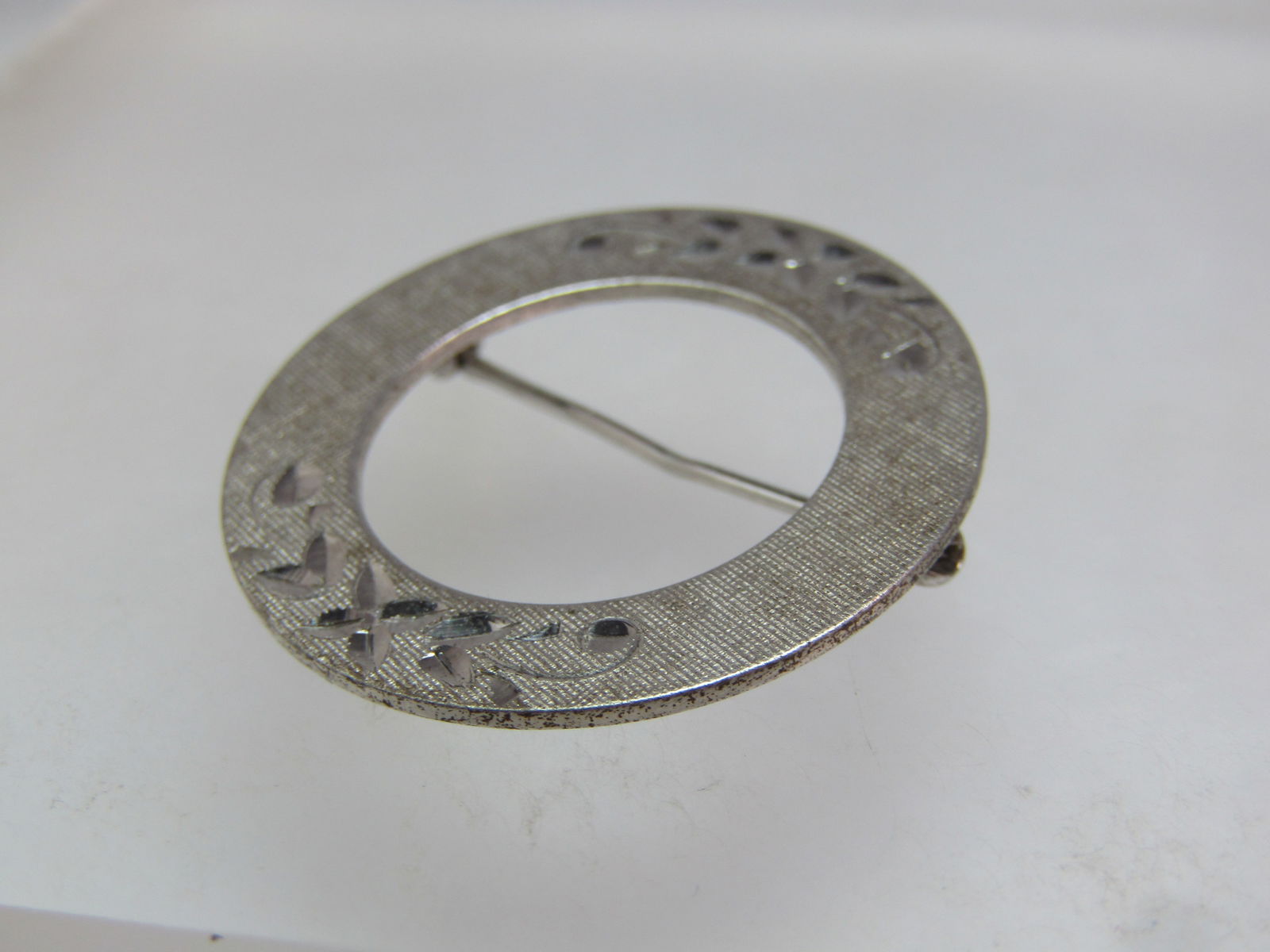 Vintage Sterling Floral Etched Brooch, Circle, Signed Wells, 1960's-1970's - 5