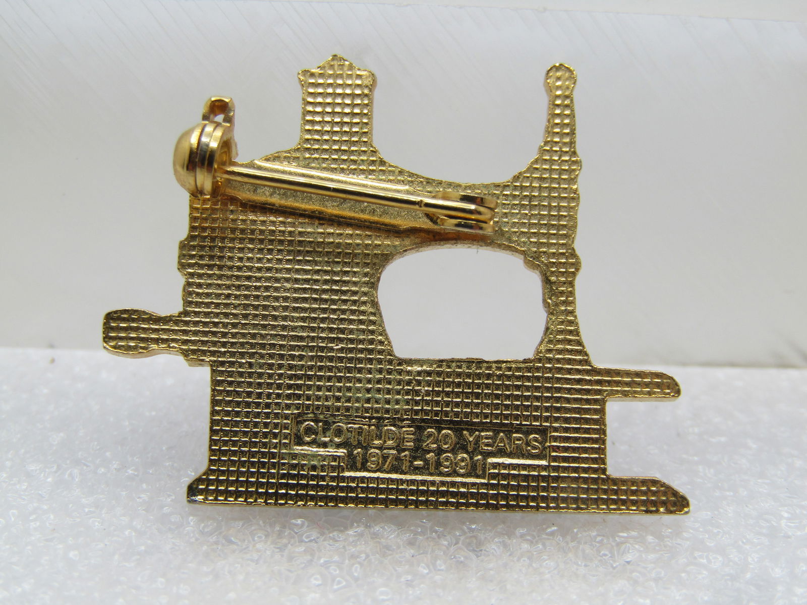 Vintage Enameled Antique Sewing Machine Brooch, 20 years, Signed - 4