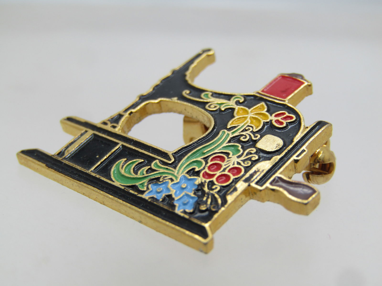 Vintage Enameled Antique Sewing Machine Brooch, 20 years, Signed - 5