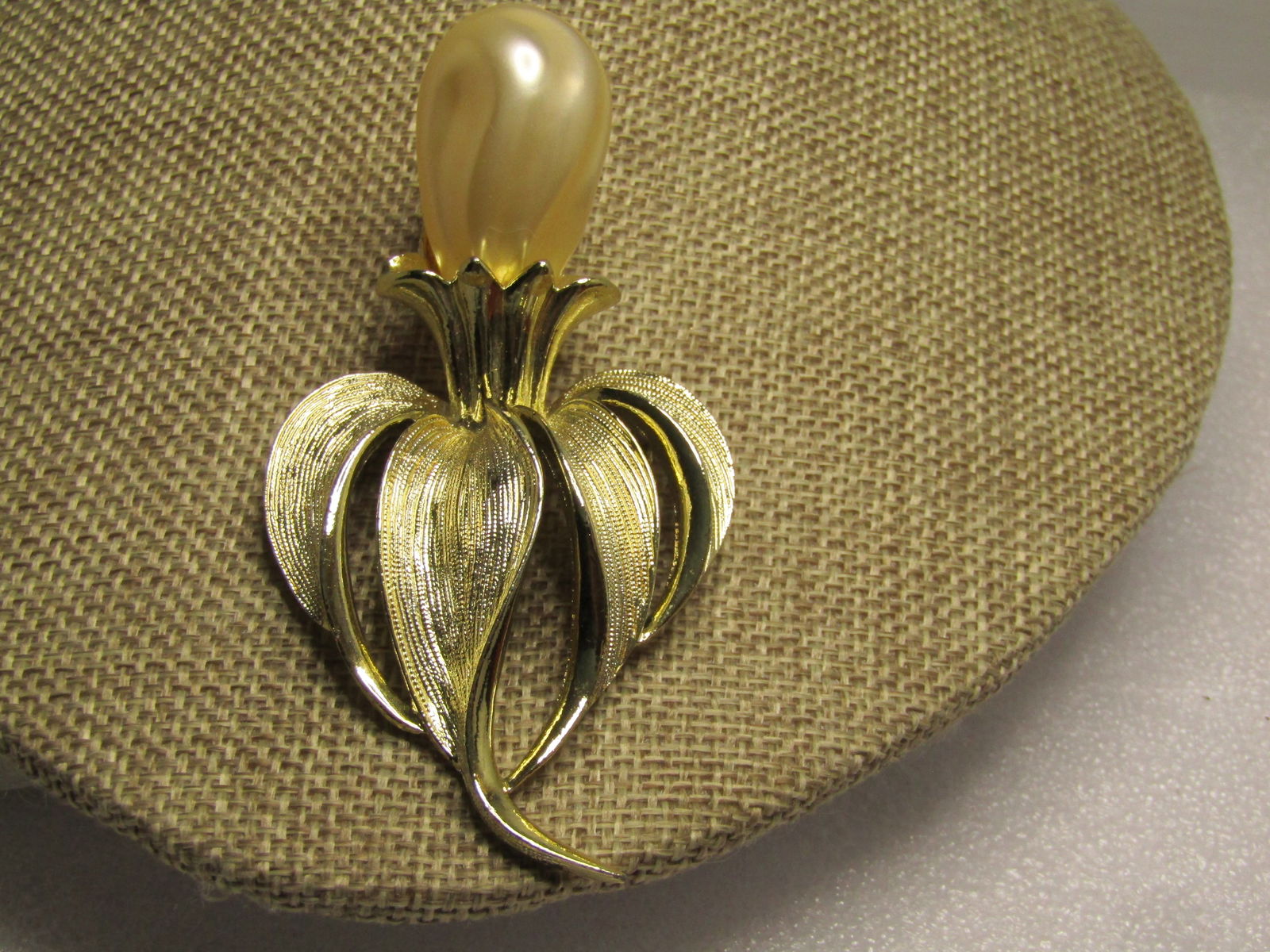 Vintage Faux Pearl Cala Lily Brooch, Sarah Coventry, 1960's: Vintage Faux Pearl Cala Lily Brooch. 1962 Statement Cala Lily Book Piece. This is gold tone and appx. 3.5" tall and 1.75" wide. Signed Sarah Coventry. Everythign is in very good condition. The
