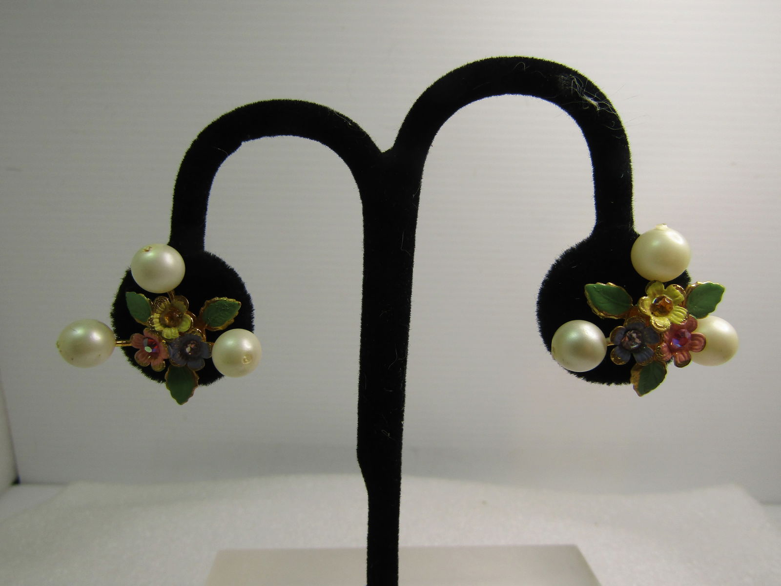 Vintage Enameled Floral Rhinestone Earrings, Faux Pearls, Austria, 1950's: Vintage Enameled Floral Rhinestone Earrings, Faux Pearls, Austria, 1950's. Screwback earrings. Gold tone and signed Made in Austria. They have three green enameled leaves with three forget-me-not