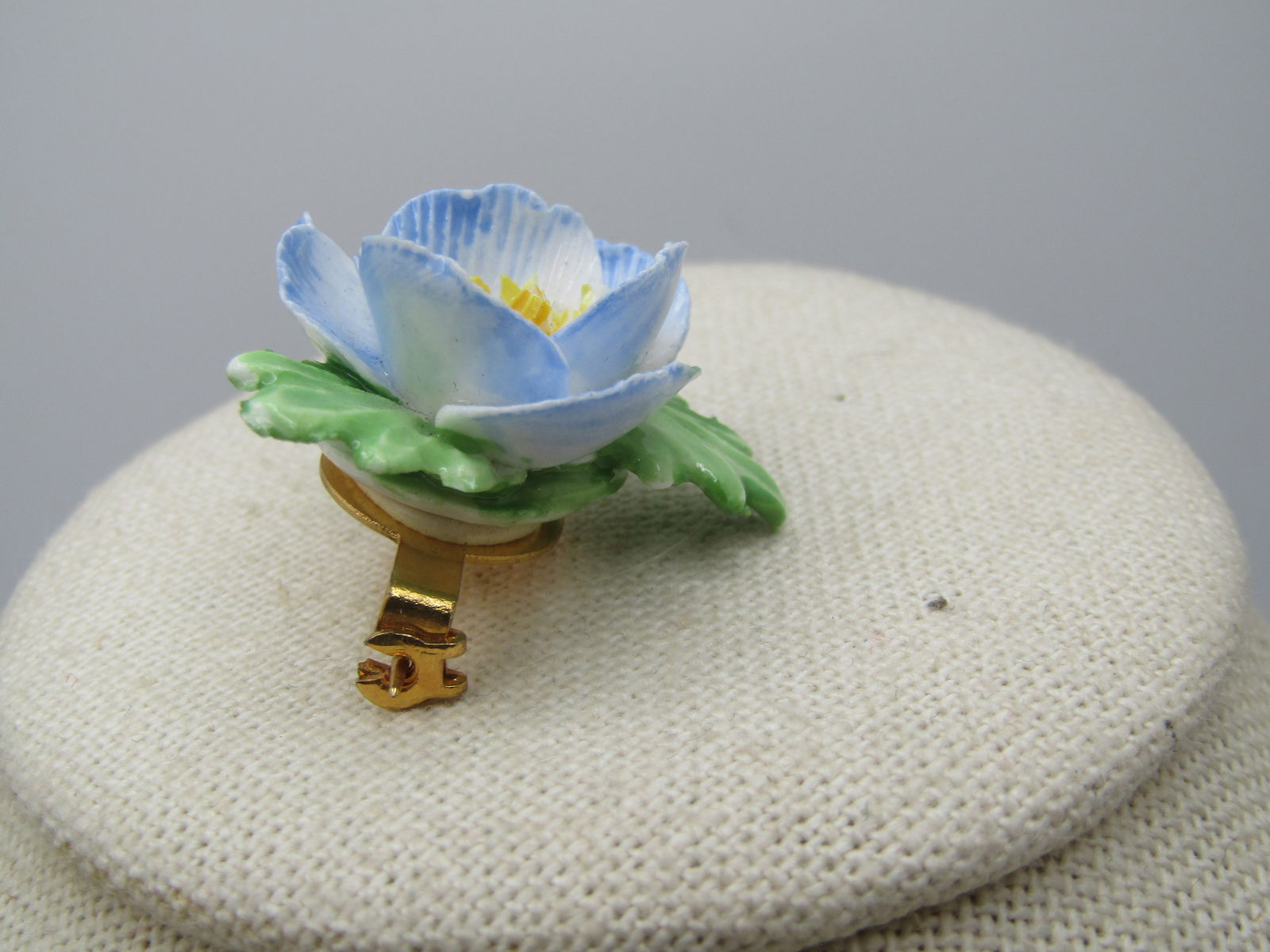 Vintage Painted Porcelain Floral Brooch, England, 1960's-1970's - 7