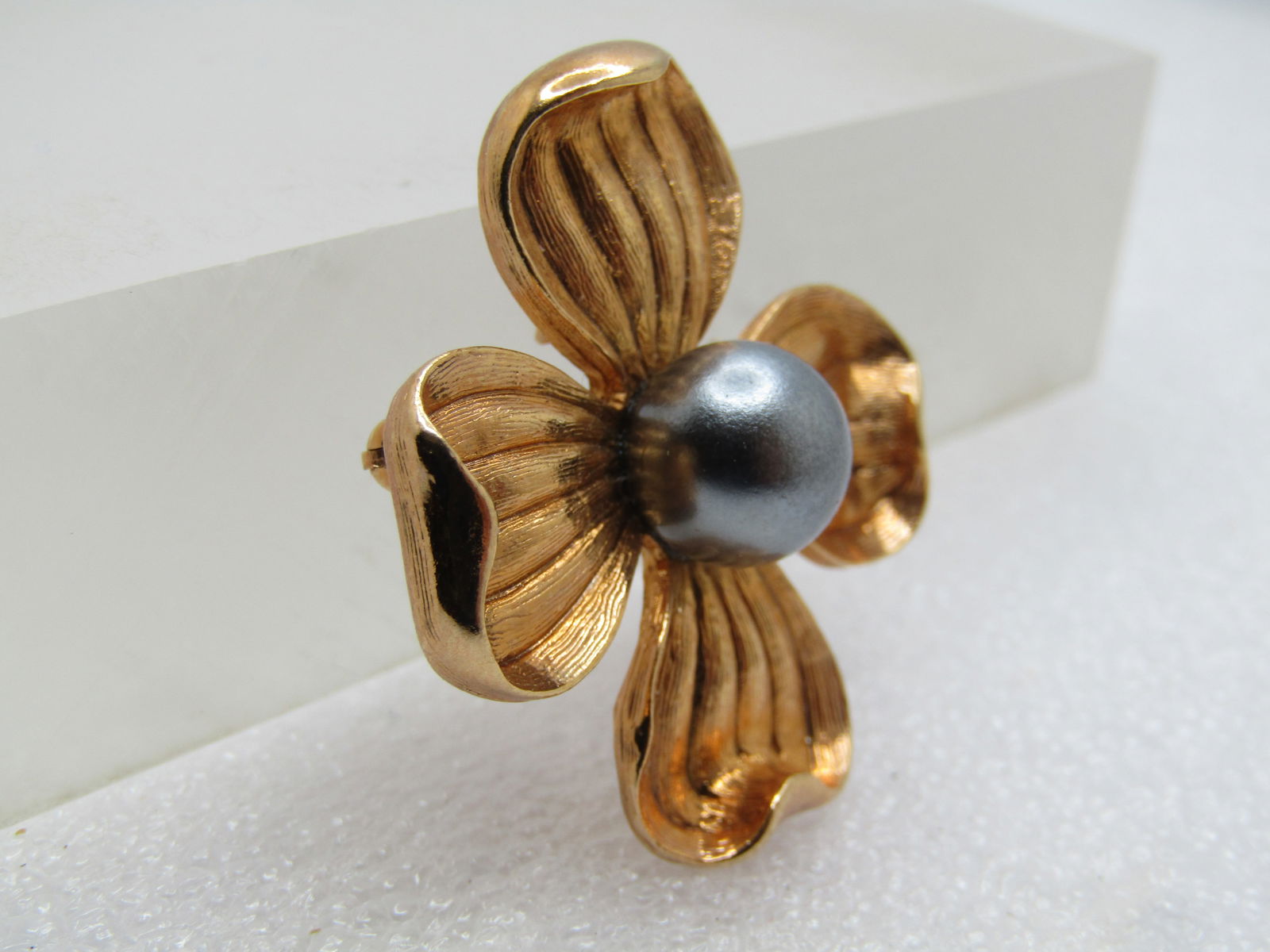 Vintage Gold Tone Dogwood Brooch/Pendant, 9mm Gray Pearl, 1960's-1970's - 3