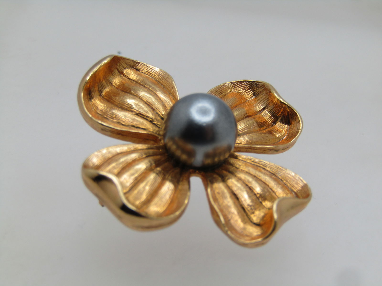 Vintage Gold Tone Dogwood Brooch/Pendant, 9mm Gray Pearl, 1960's-1970's - 6