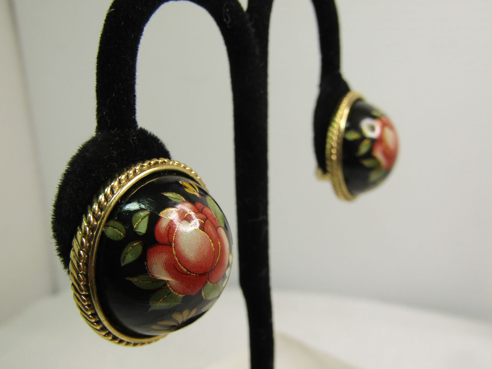 Vintage Domed Floral Clip earings, 1980's - 3