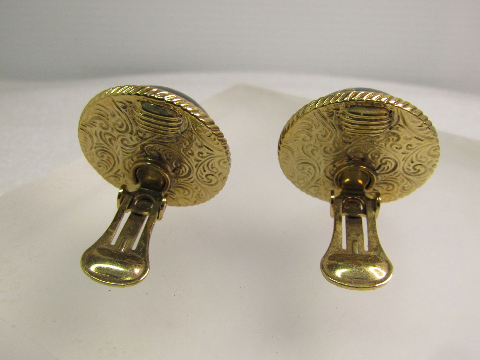 Vintage Domed Floral Clip earings, 1980's - 7